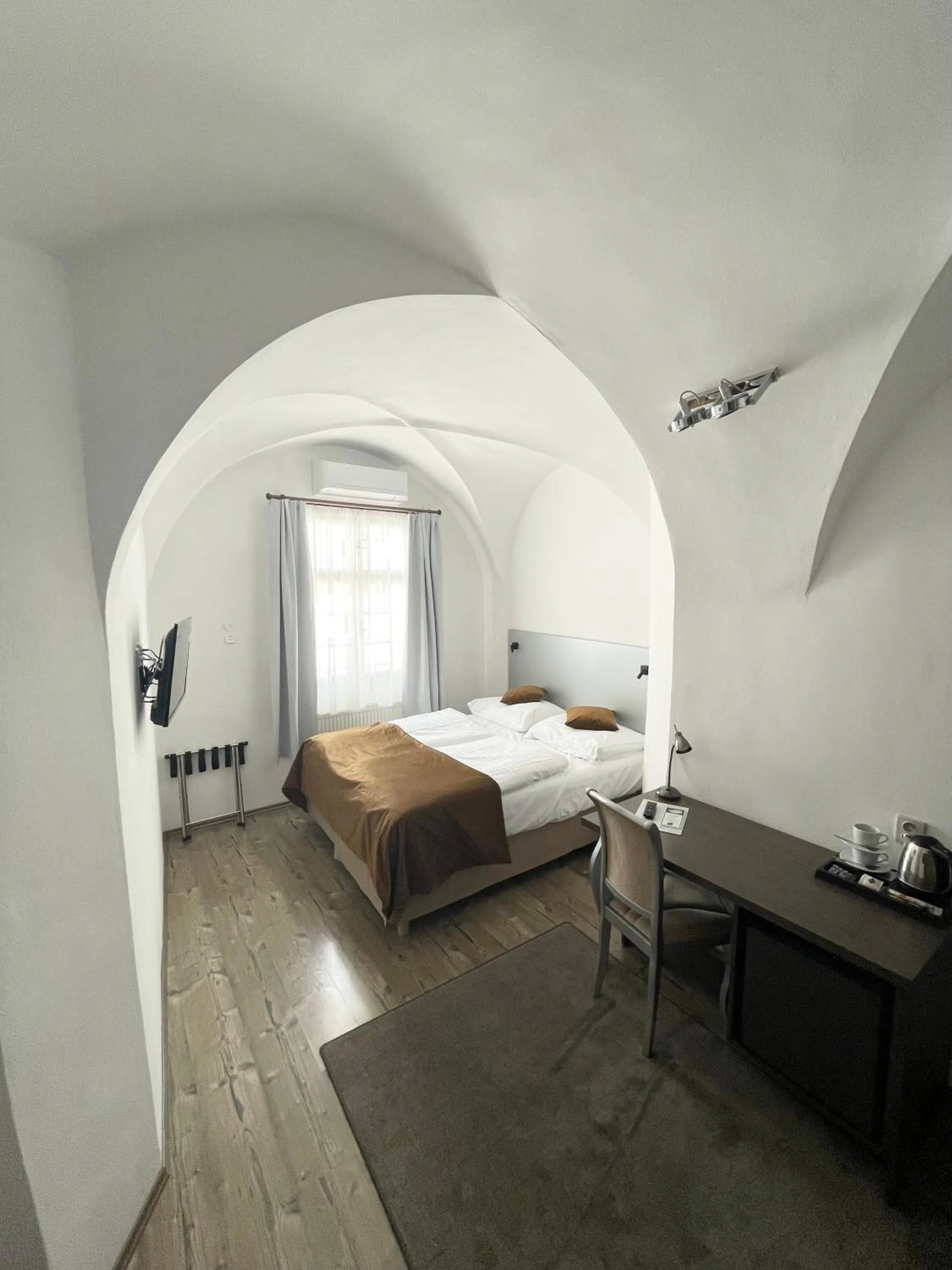 Shower, Bed in Hotel U Tří hrušek suites & apartments