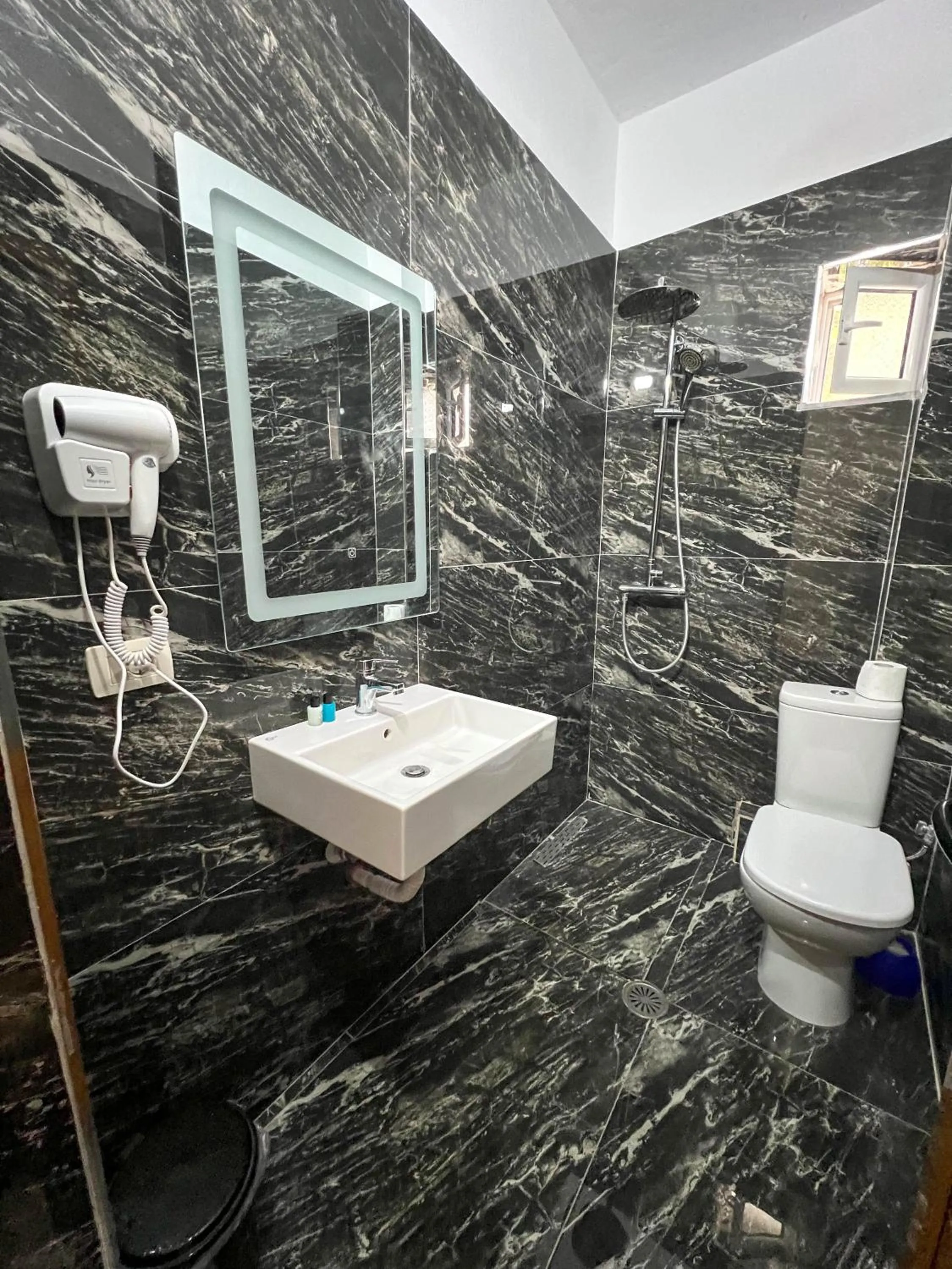 Bathroom in Hotel Rixhi