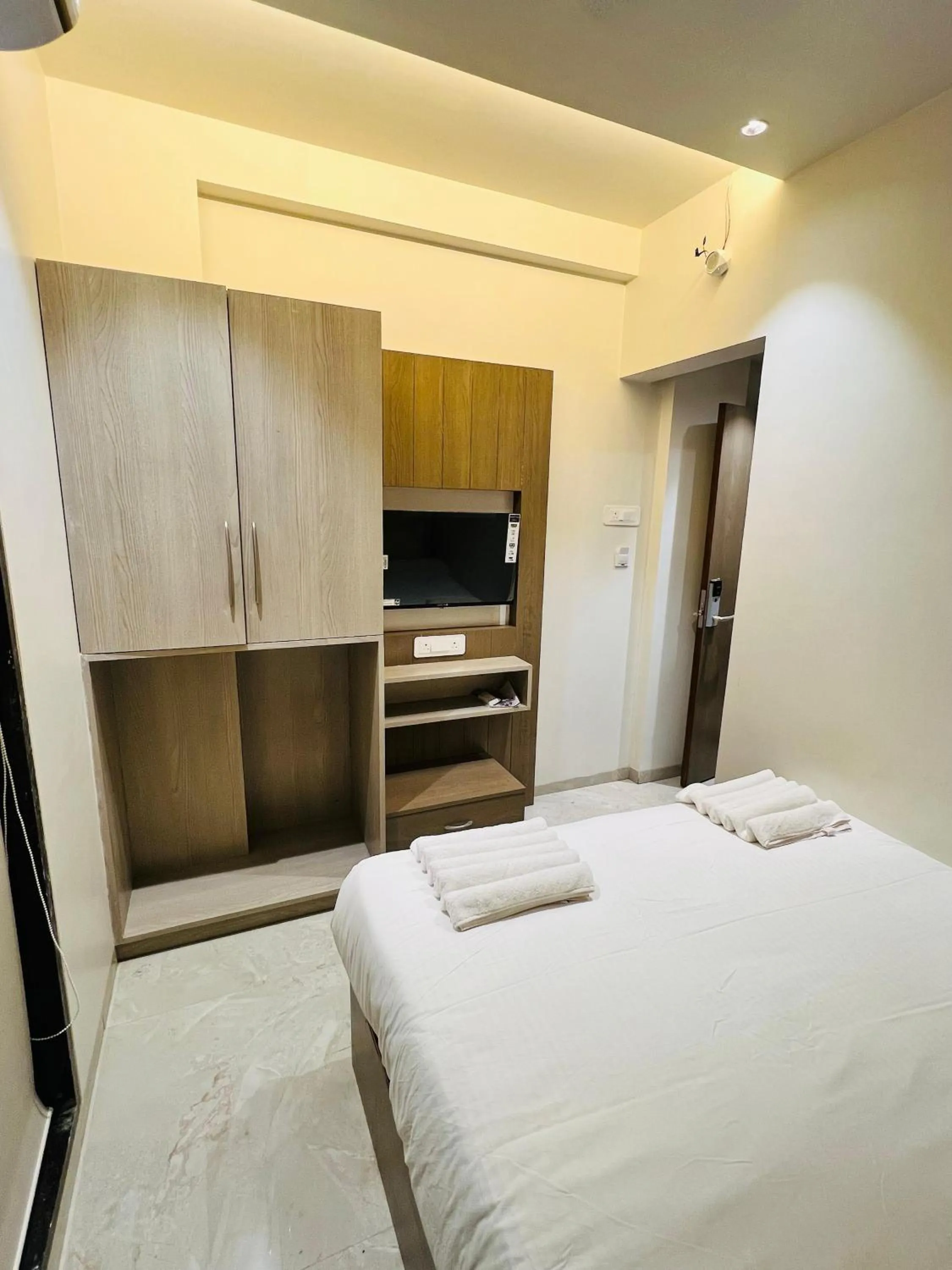 TV and multimedia, Bed in The Grand Leela Resort