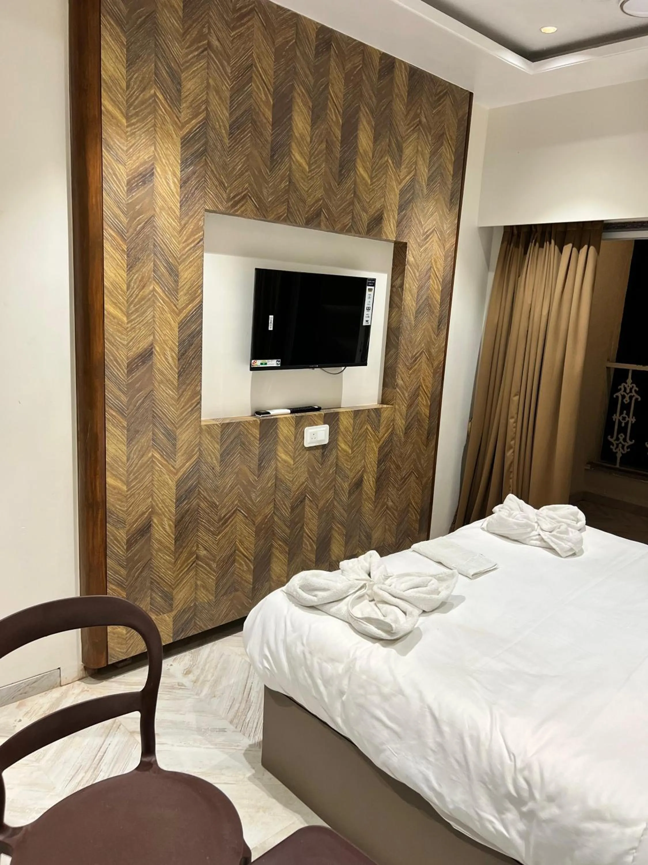 TV and multimedia, Bed in The Grand Leela Resort