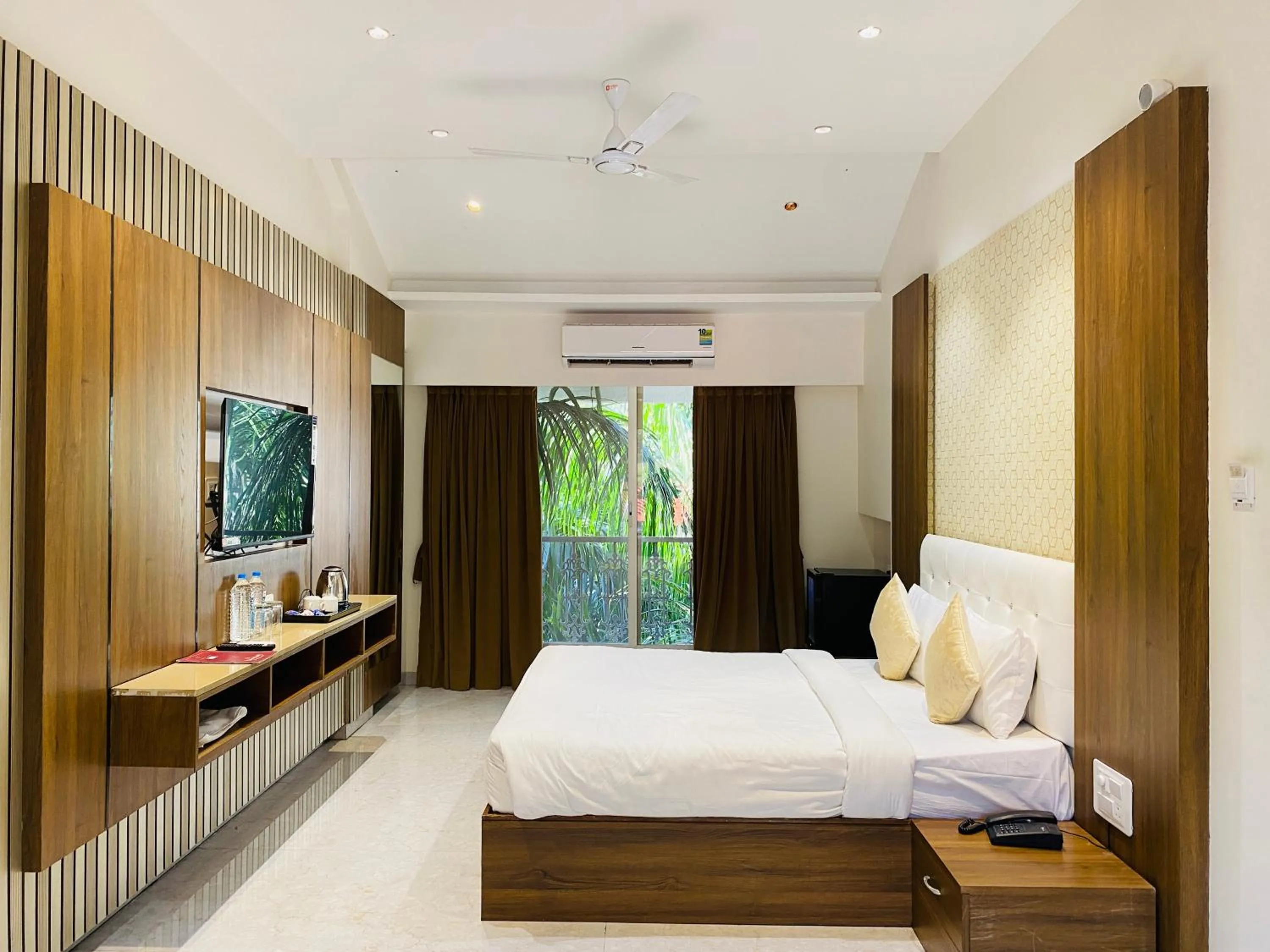 Bedroom, Bed in The Grand Leela Resort