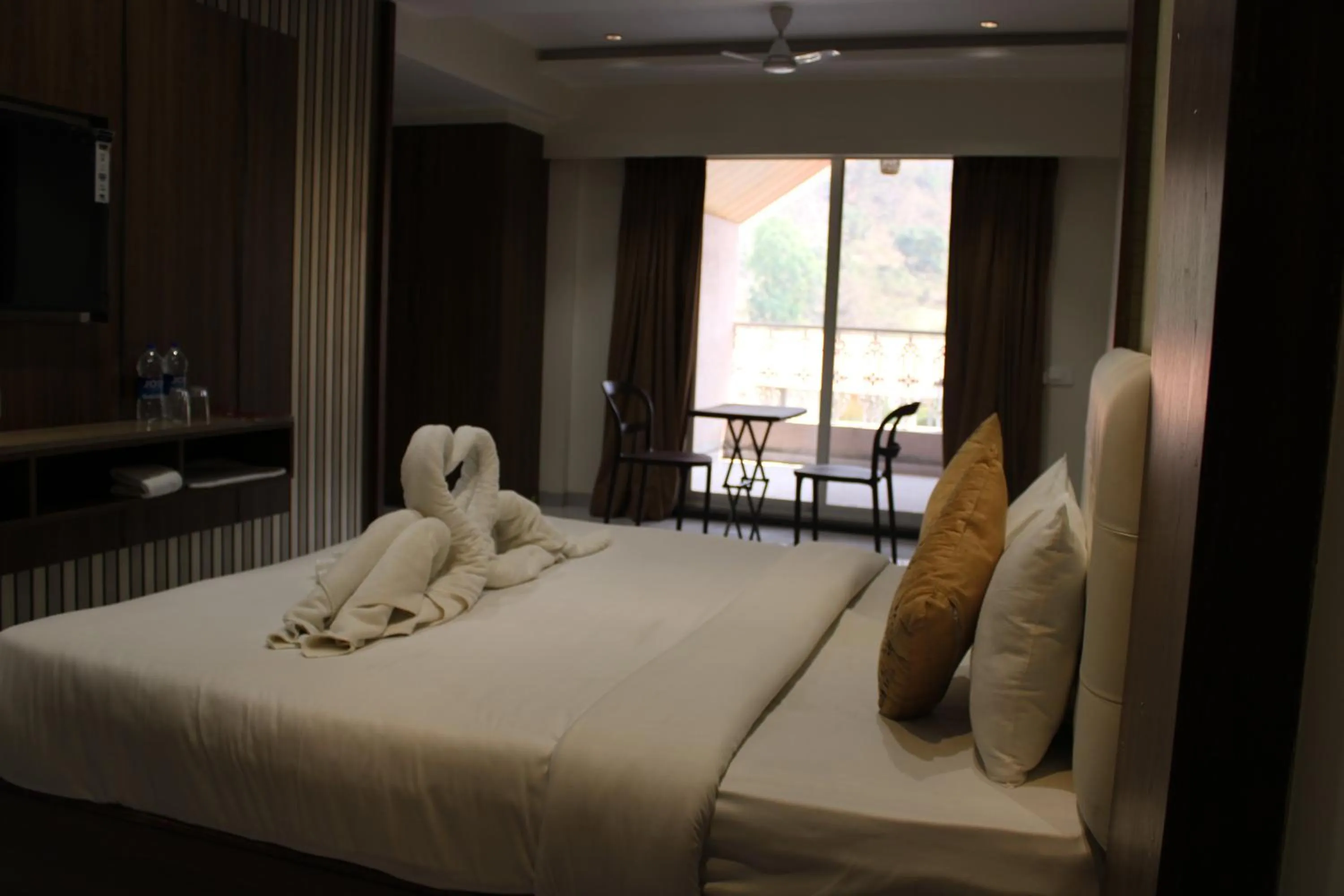 Bedroom, Bed in The Grand Leela Resort