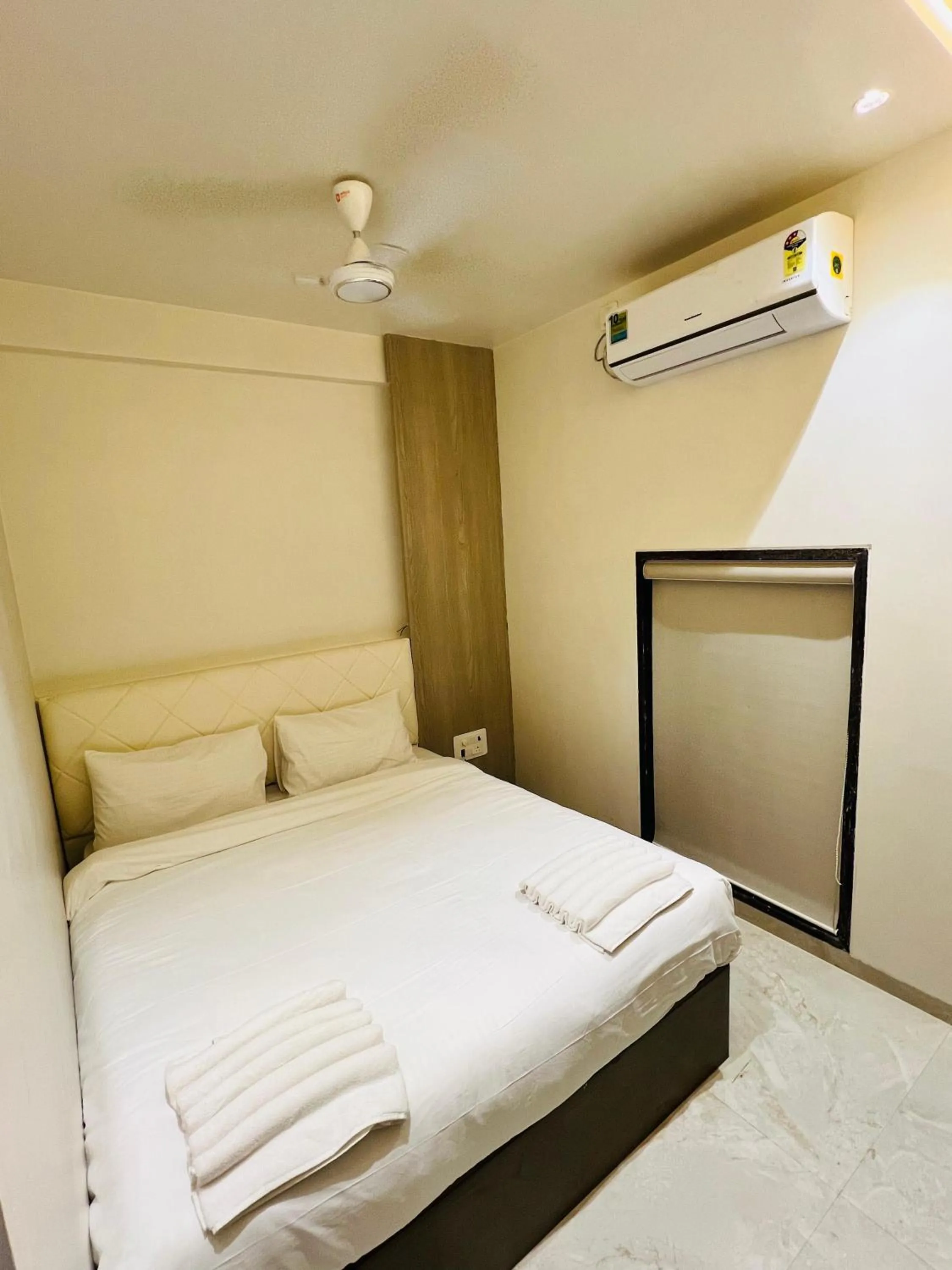 Bedroom, Bed in The Grand Leela Resort