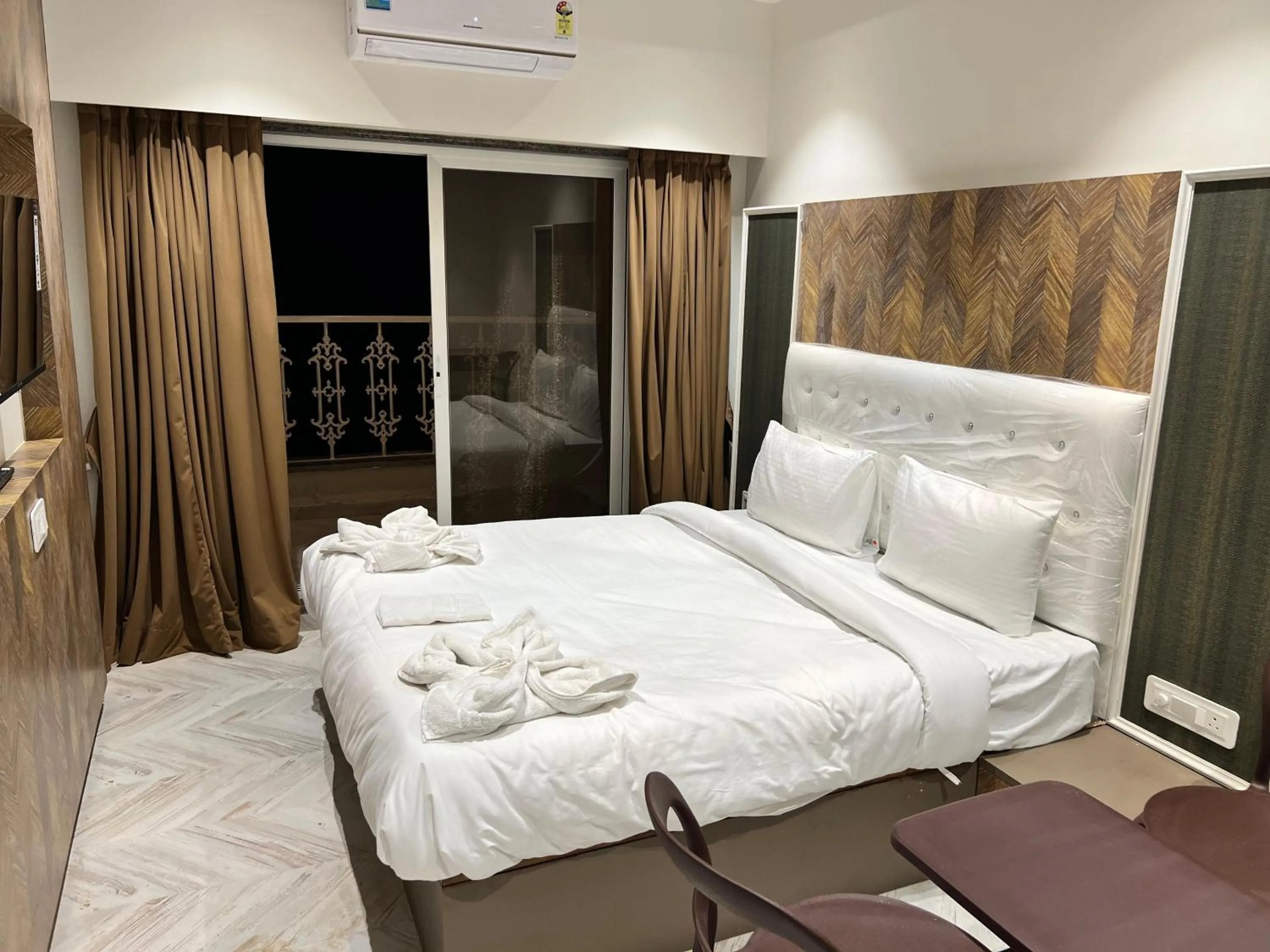 Bedroom, Bed in The Grand Leela Resort