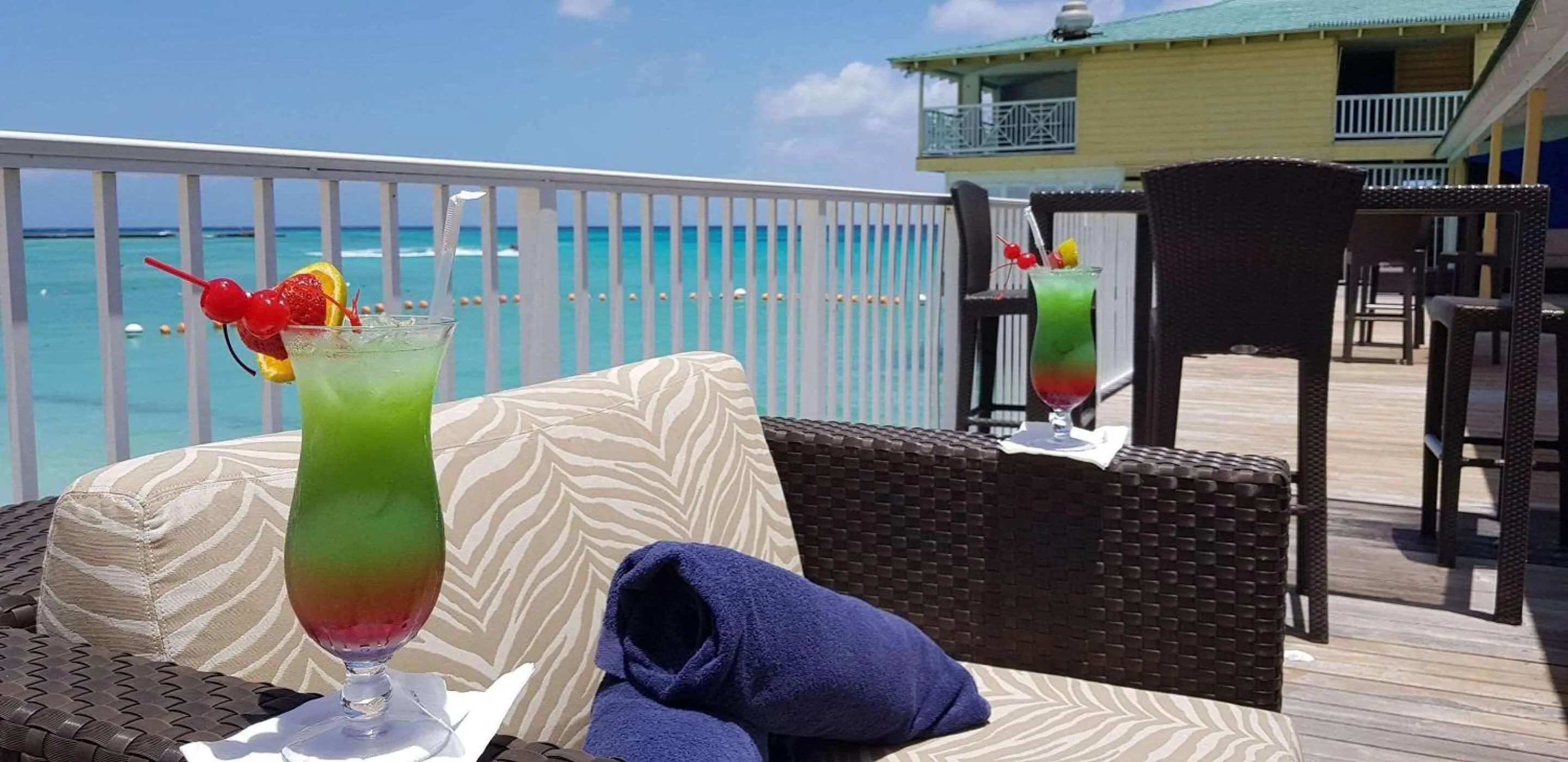 Lounge or bar in Radisson Aquatica Resort Barbados