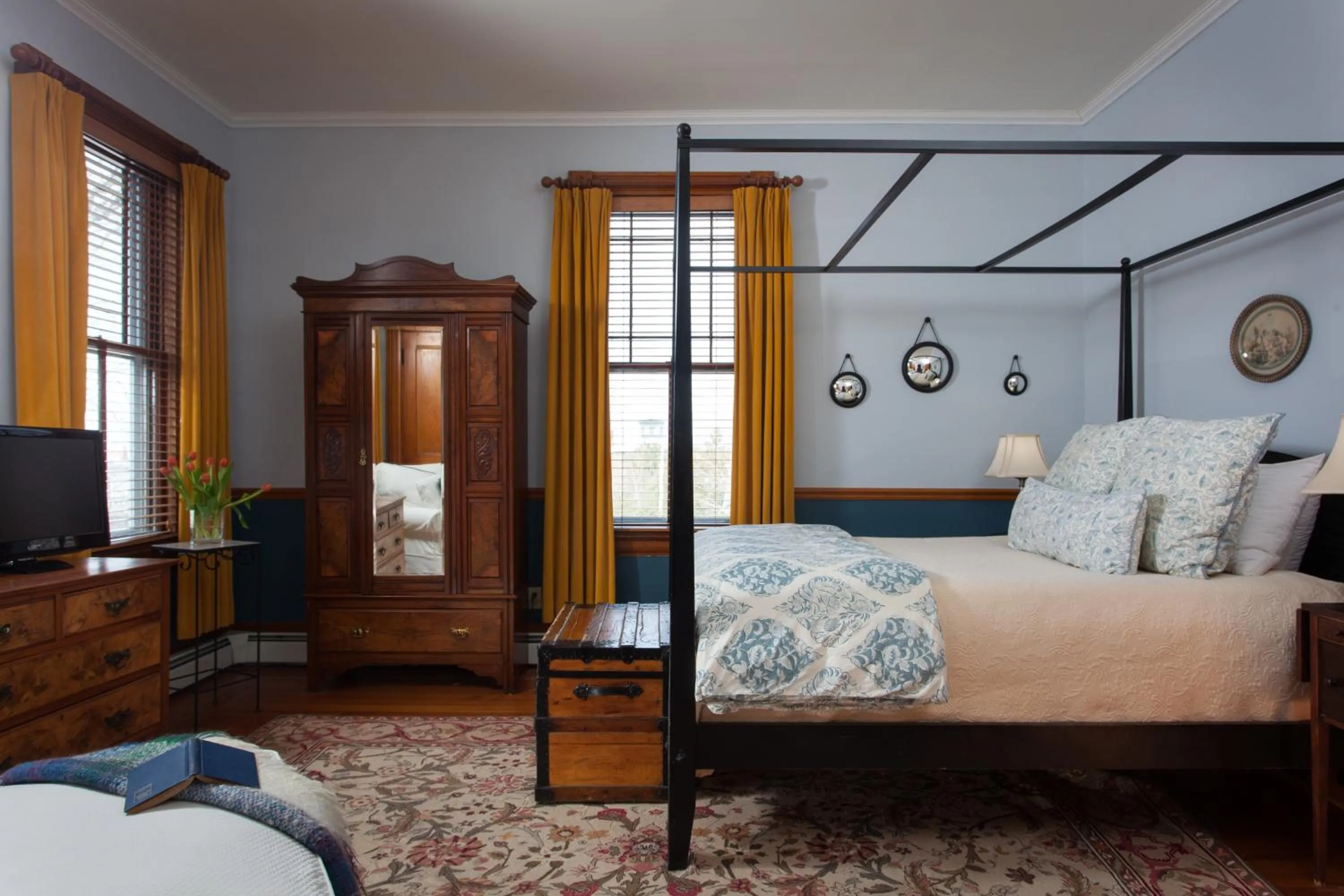 Deluxe Queen Room in Lang House on Main Street Bed & Breakfast