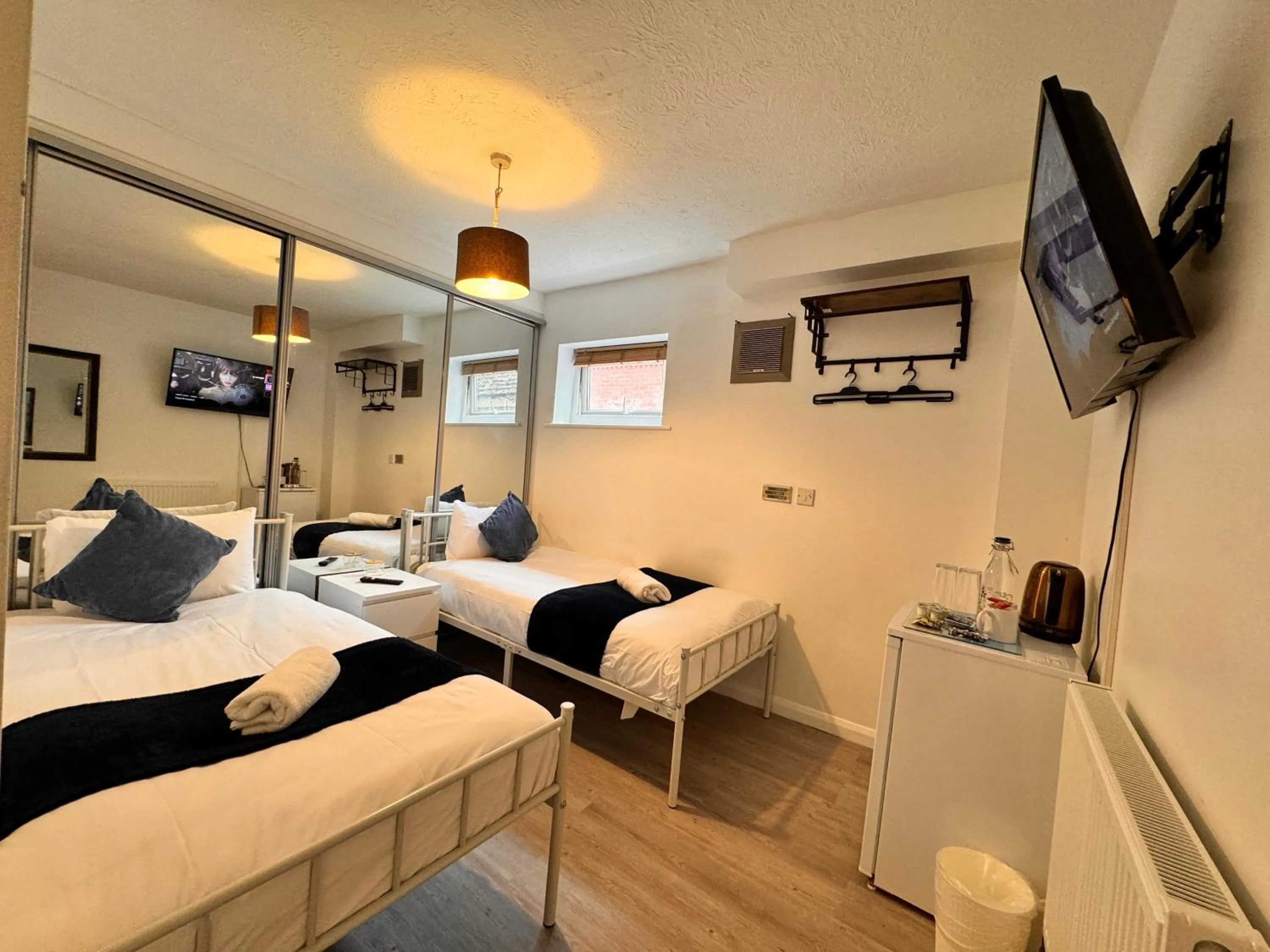 Deluxe Twin Room in High Trees Guest House Gatwick