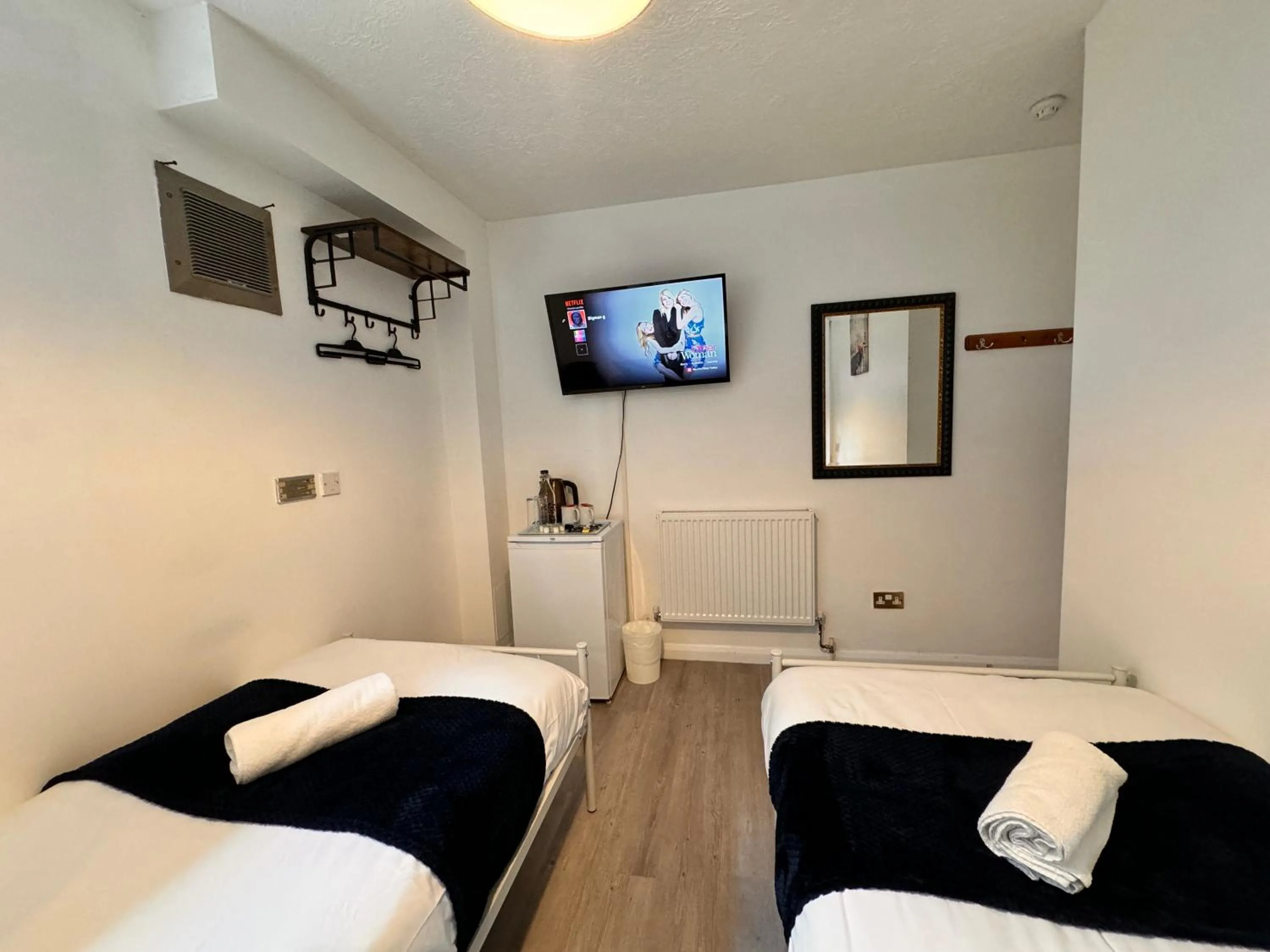 Deluxe Twin Room in High Trees Guest House Gatwick