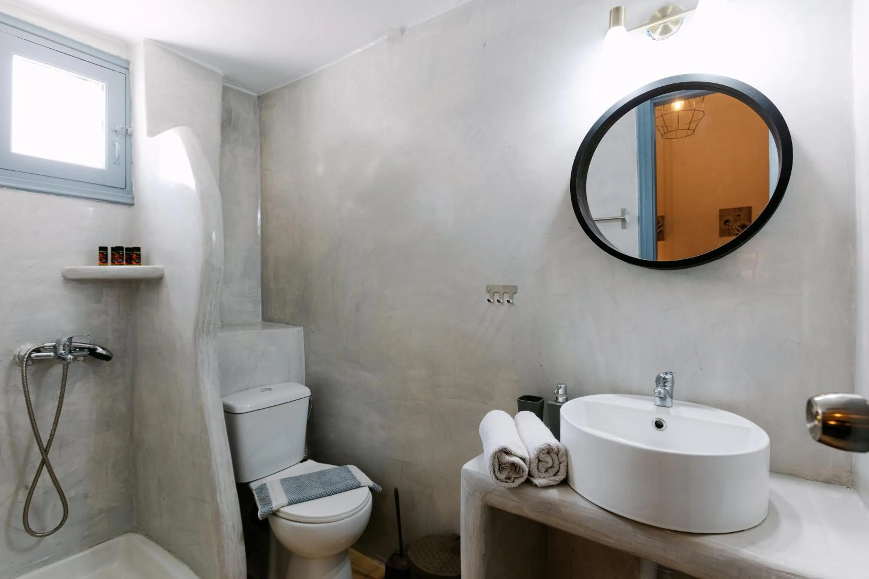 Shower in Seven Grapes - Karterados
