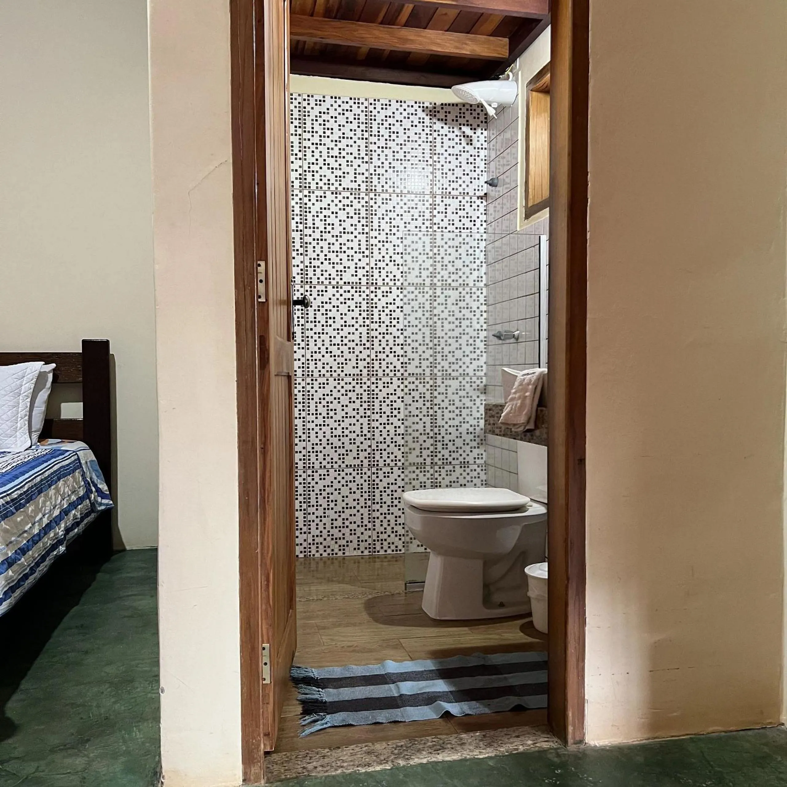 Shower, Bed in Pousada Recanto Janbor