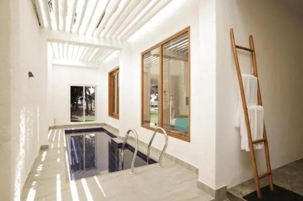 Hibiscus Beach Hotel & Villas