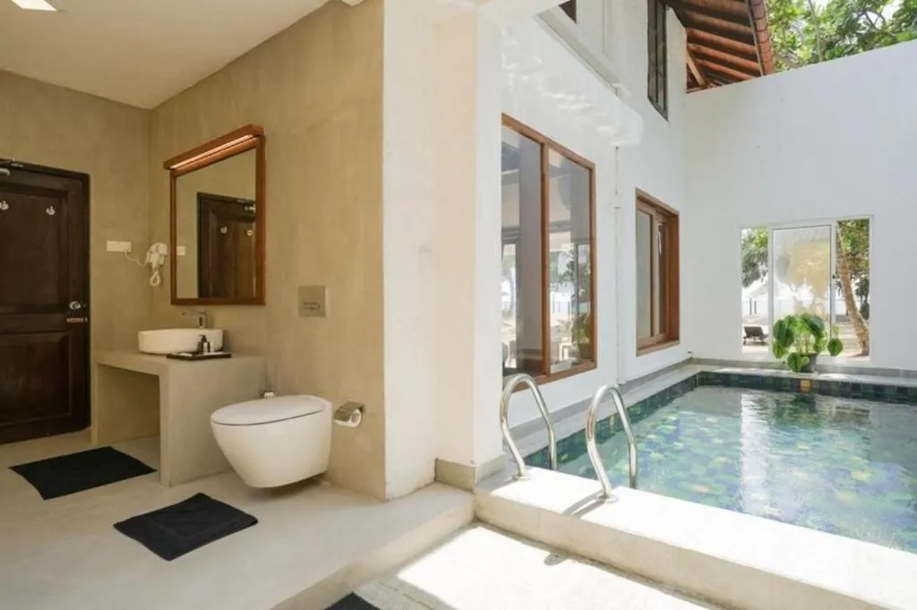 Hibiscus Beach Hotel & Villas