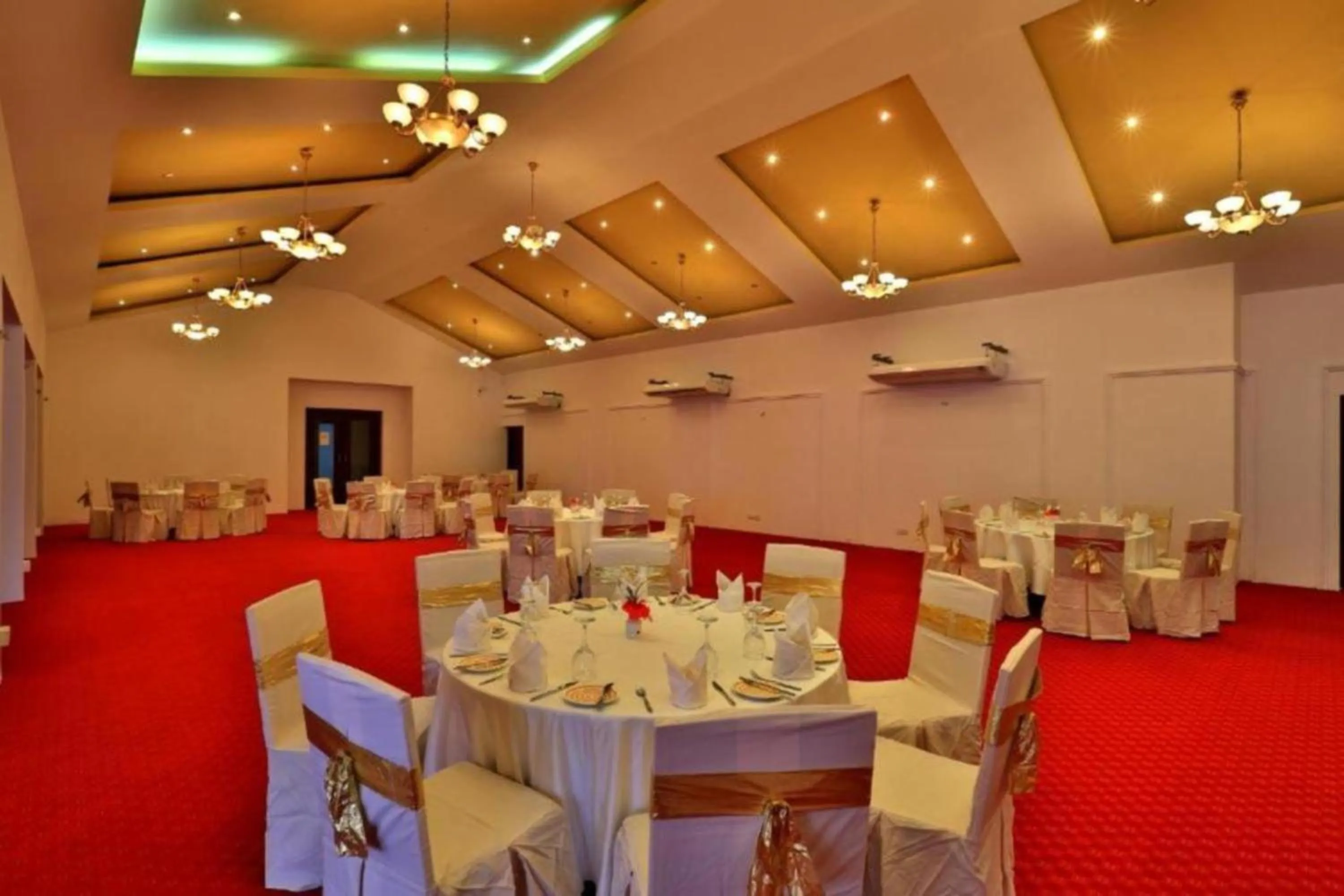 Hibiscus Beach Hotel & Villas