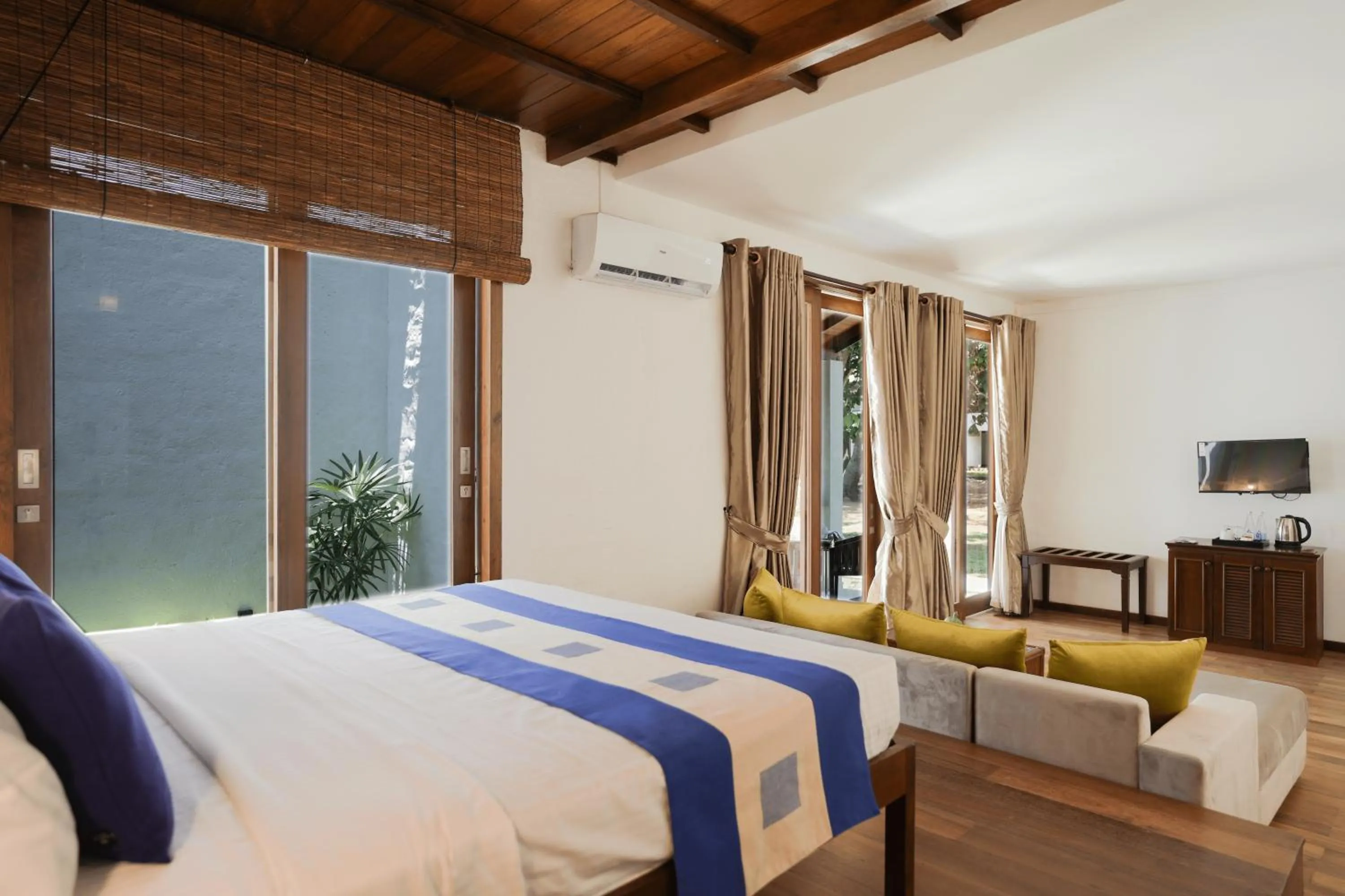 Bedroom, Bed in Hibiscus Beach Hotel & Villas