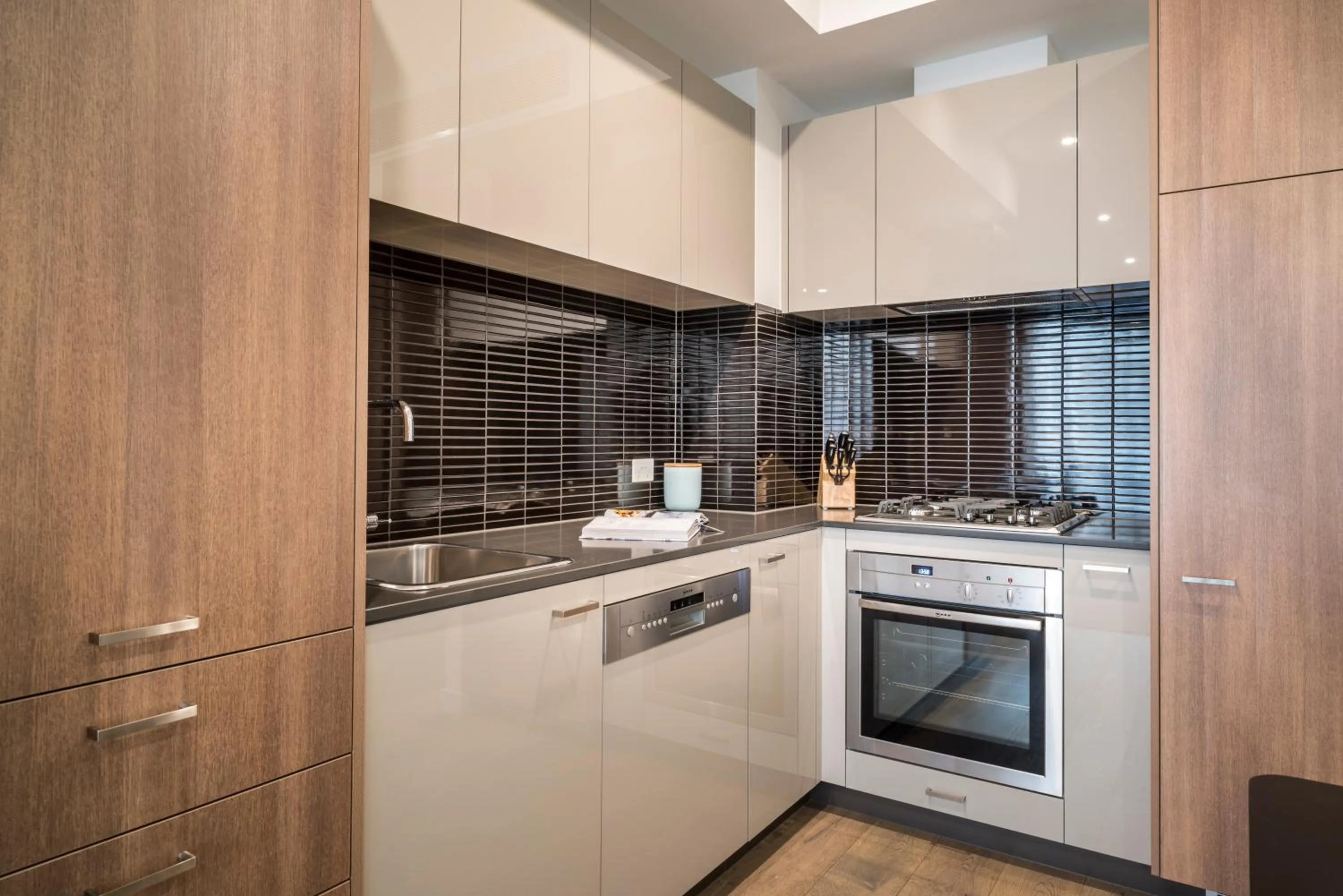 Kitchen or kitchenette in Caroline Serviced Apartments Sandringham