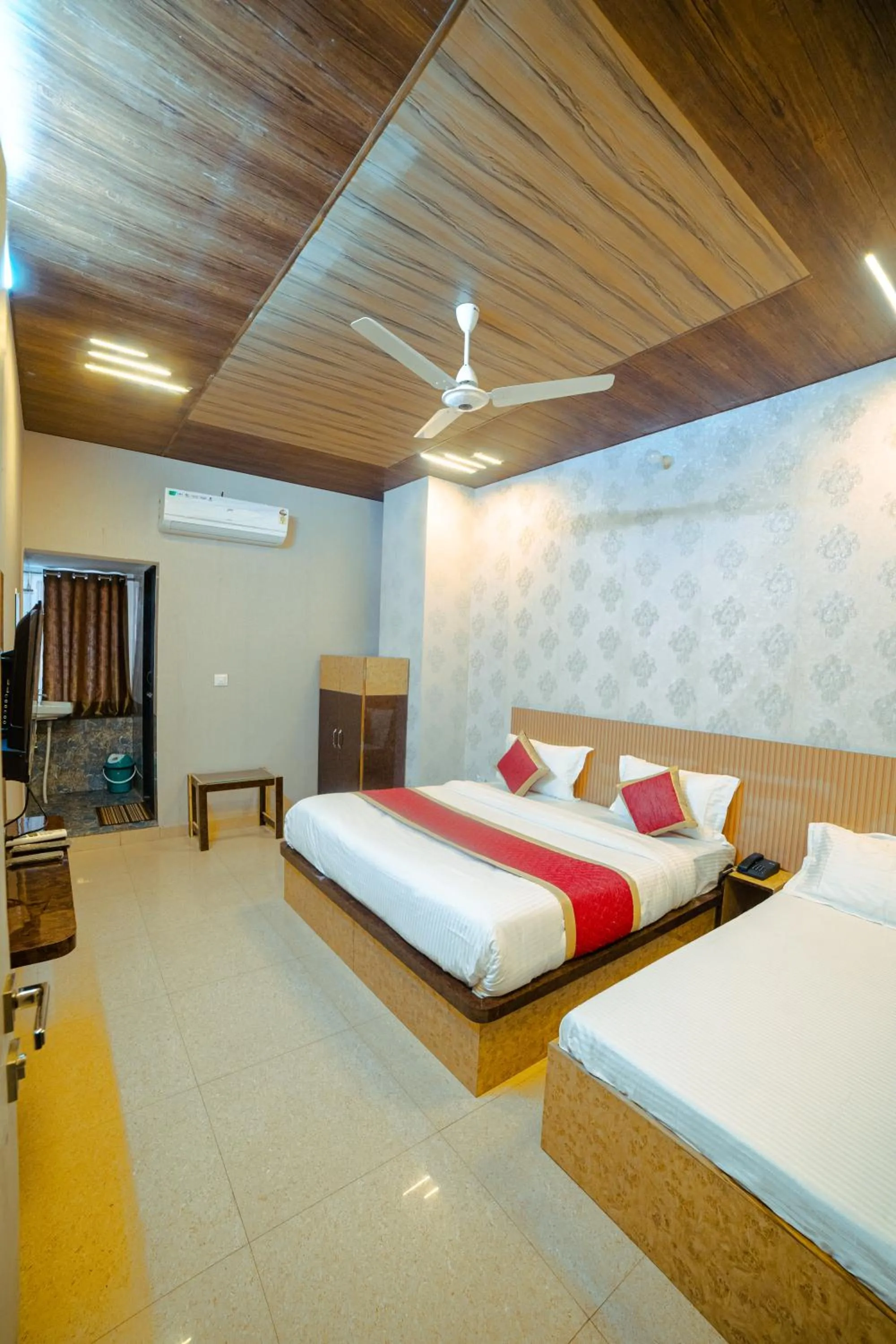 Bedroom, Bed in HOTEL METRO REGENCY INN