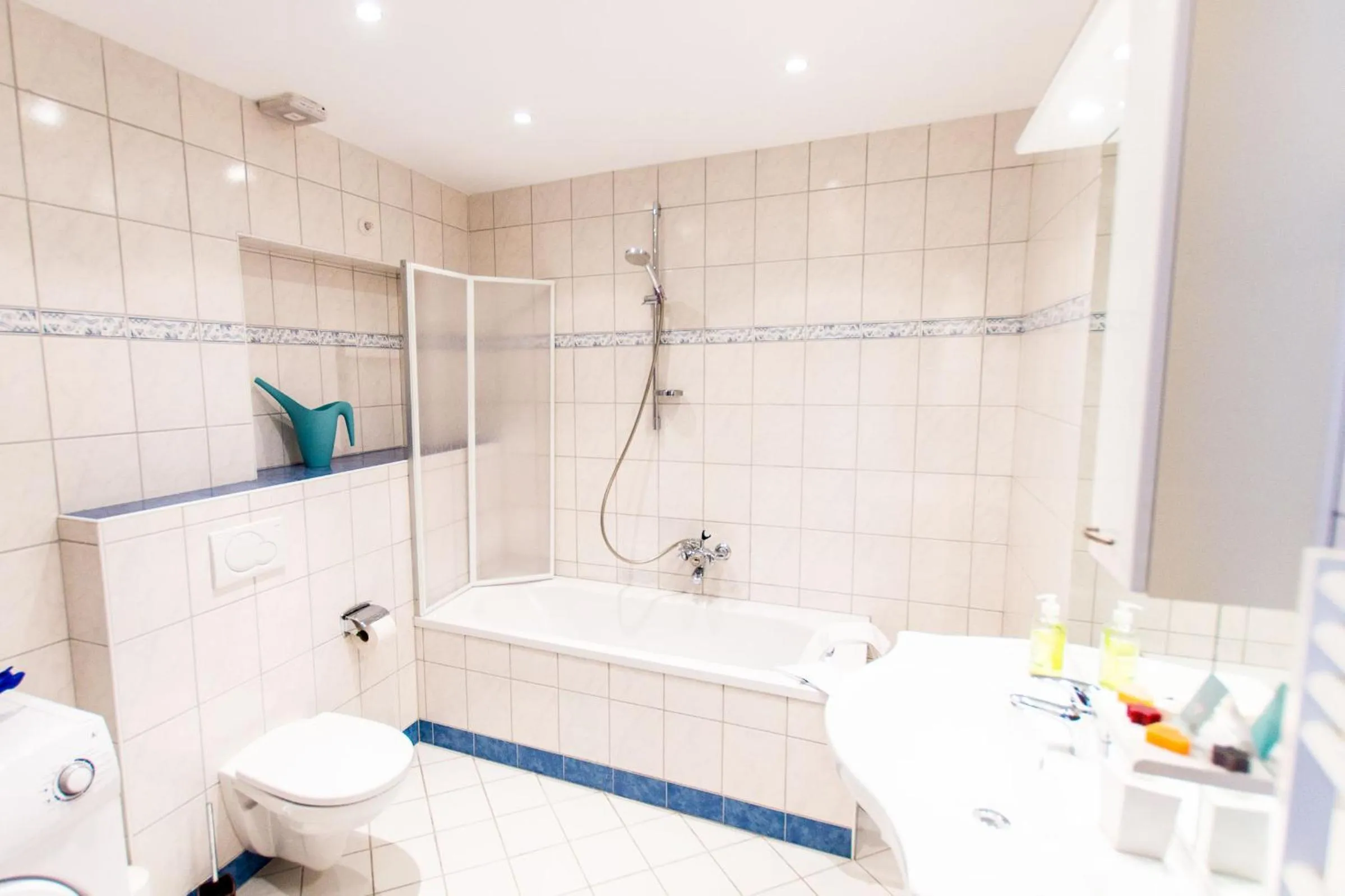 Shower in Ski-n-Lake City Apartments