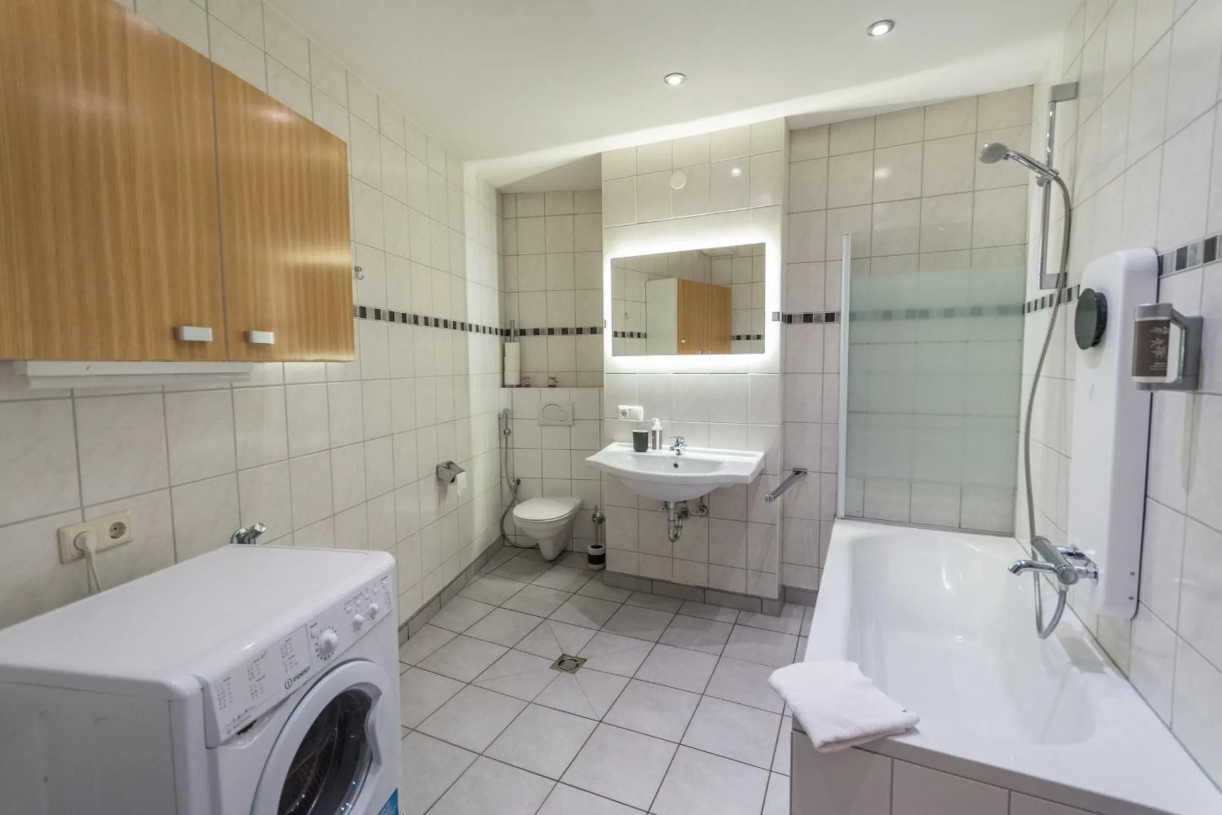 Shower in Ski-n-Lake City Apartments