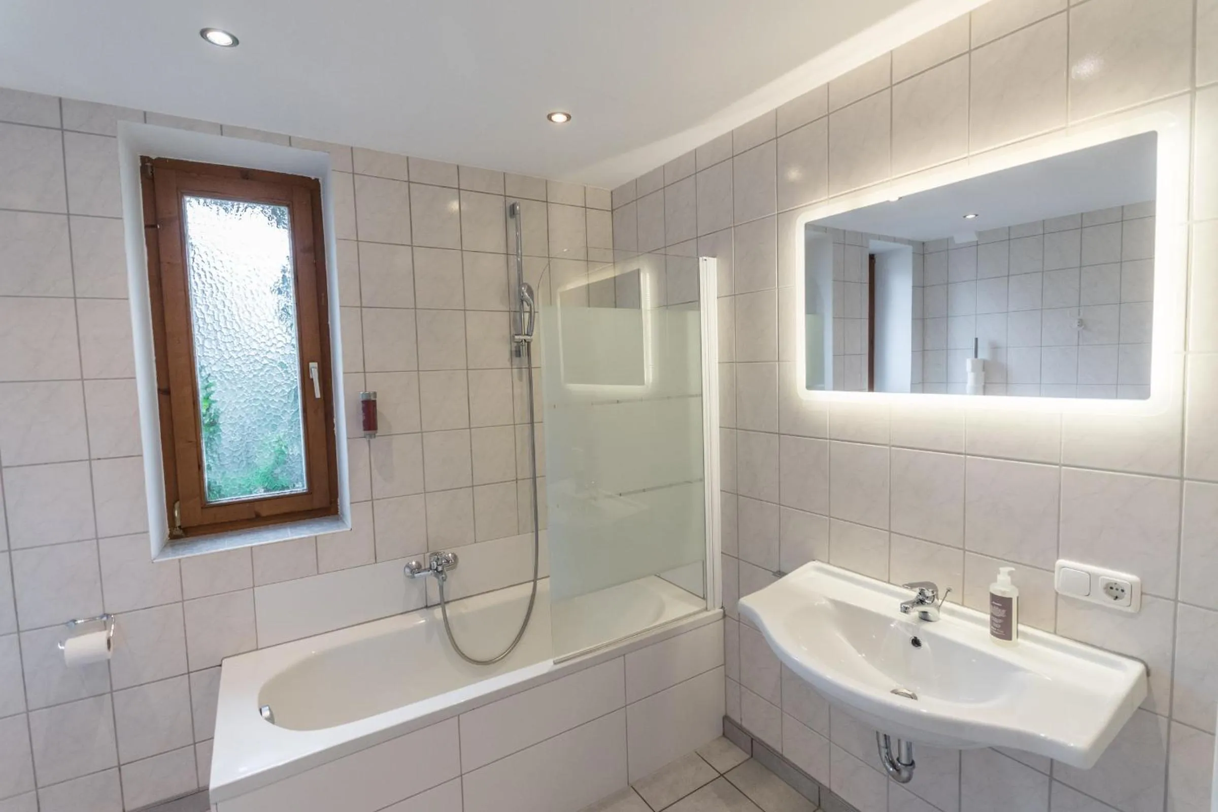 Shower in Ski-n-Lake City Apartments