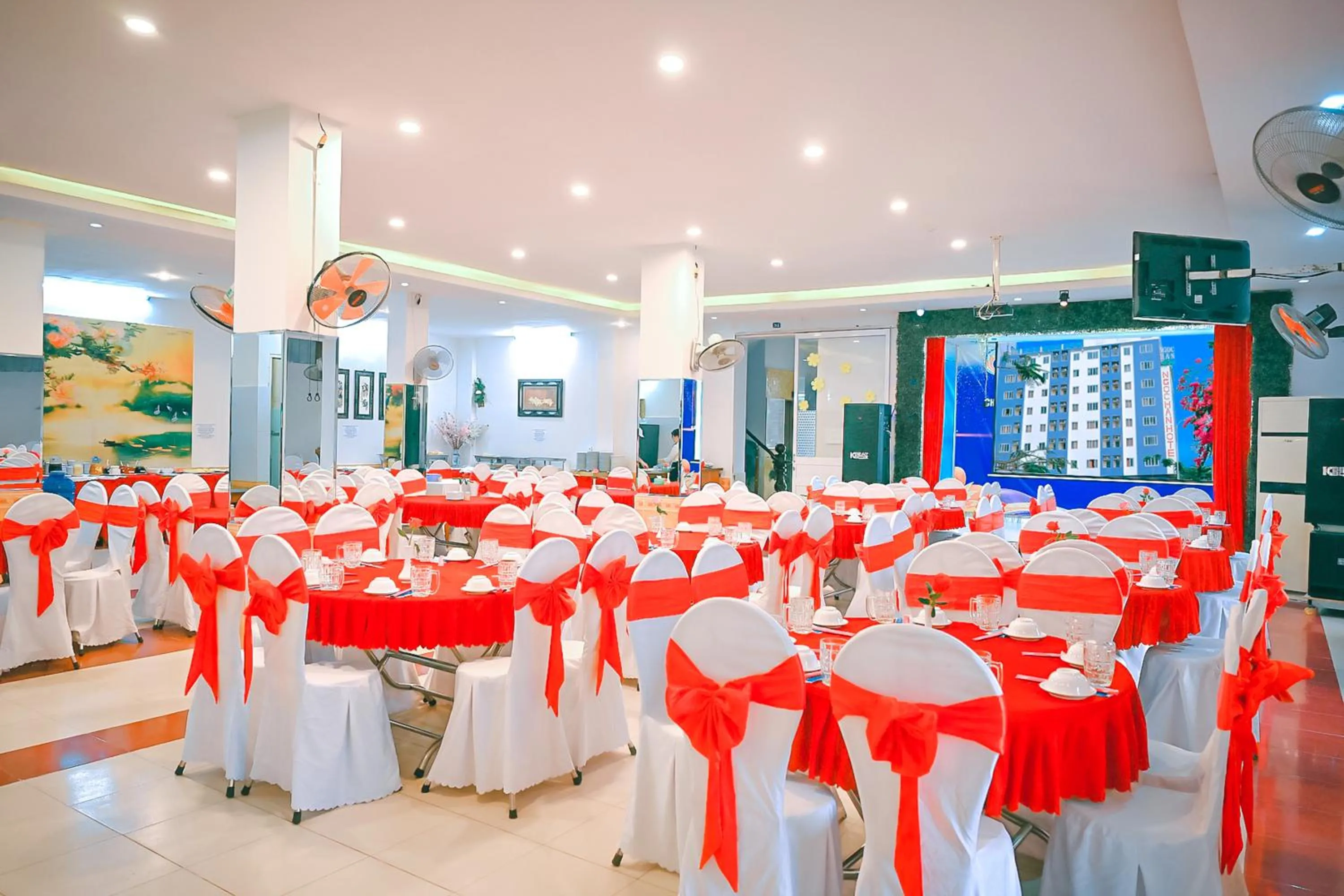 Restaurant/places to eat in Ngọc Hân Hotel By The Moment