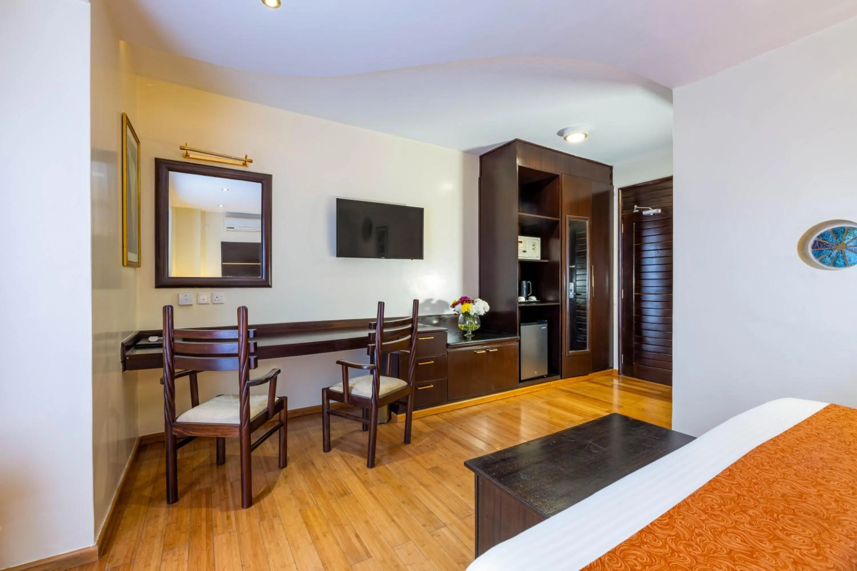 Seating area, Bed in The Monarch Hotel