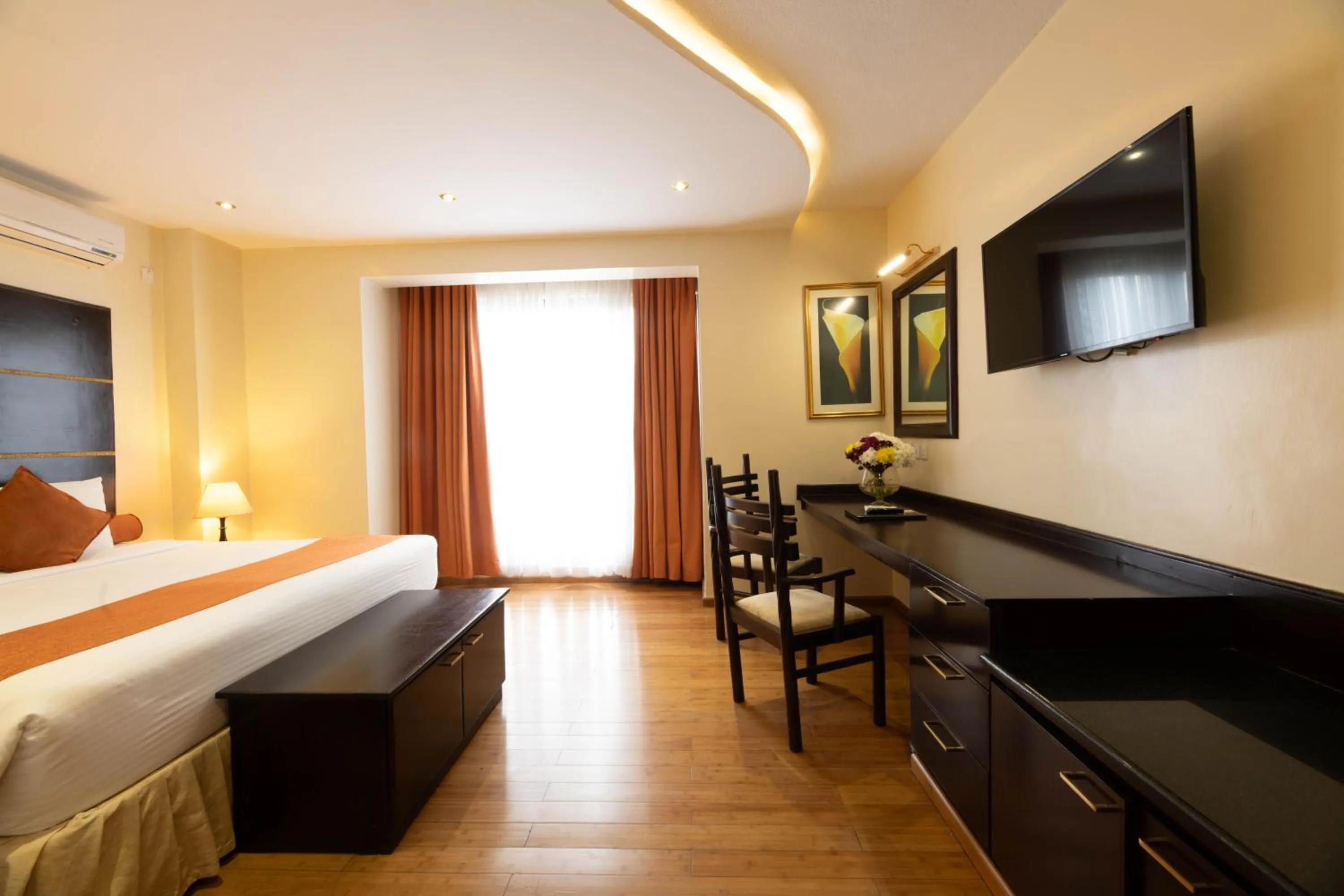 Bedroom, Bed in The Monarch Hotel