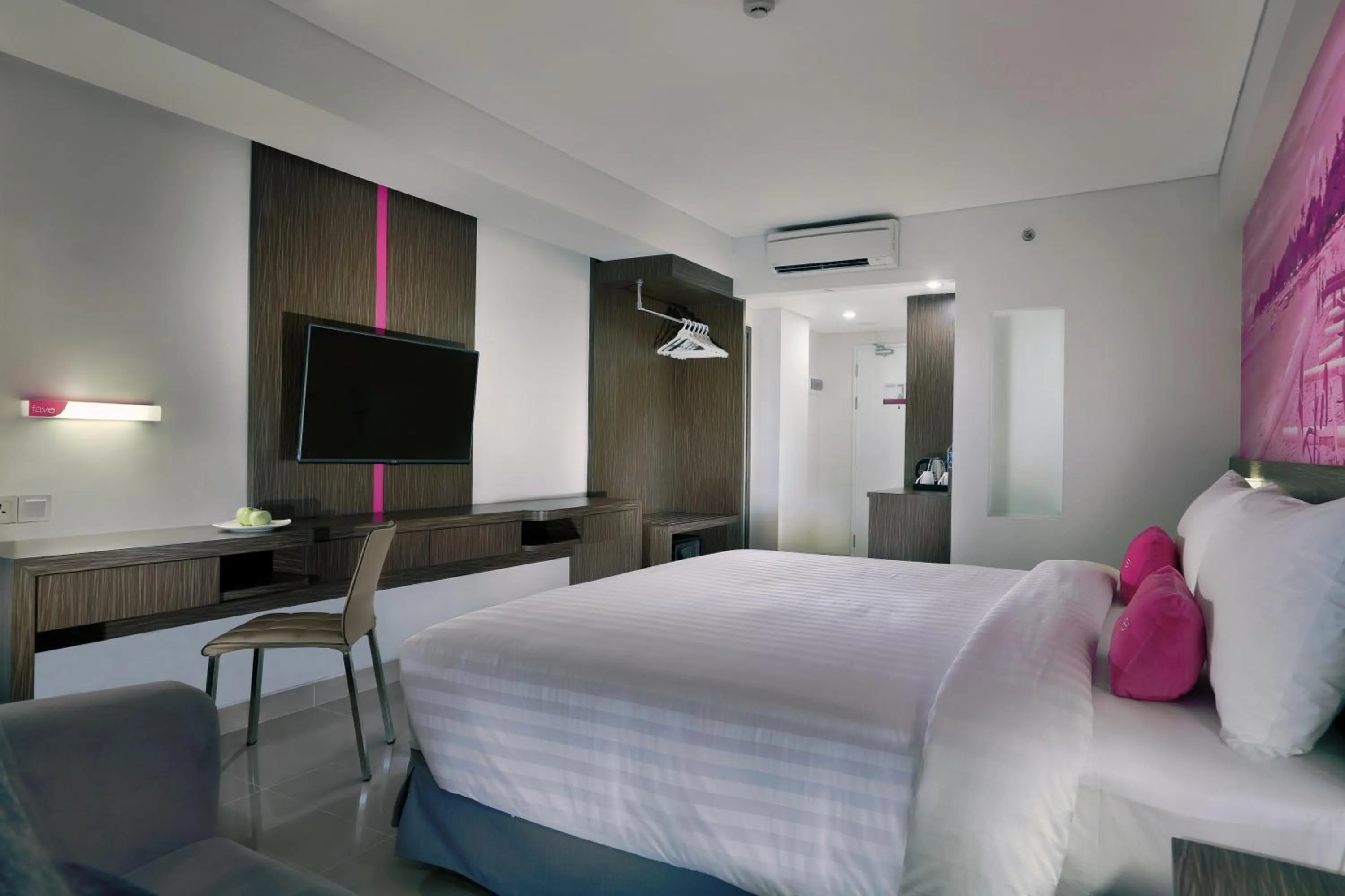 Bedroom, Bed in favehotel Sunset Seminyak