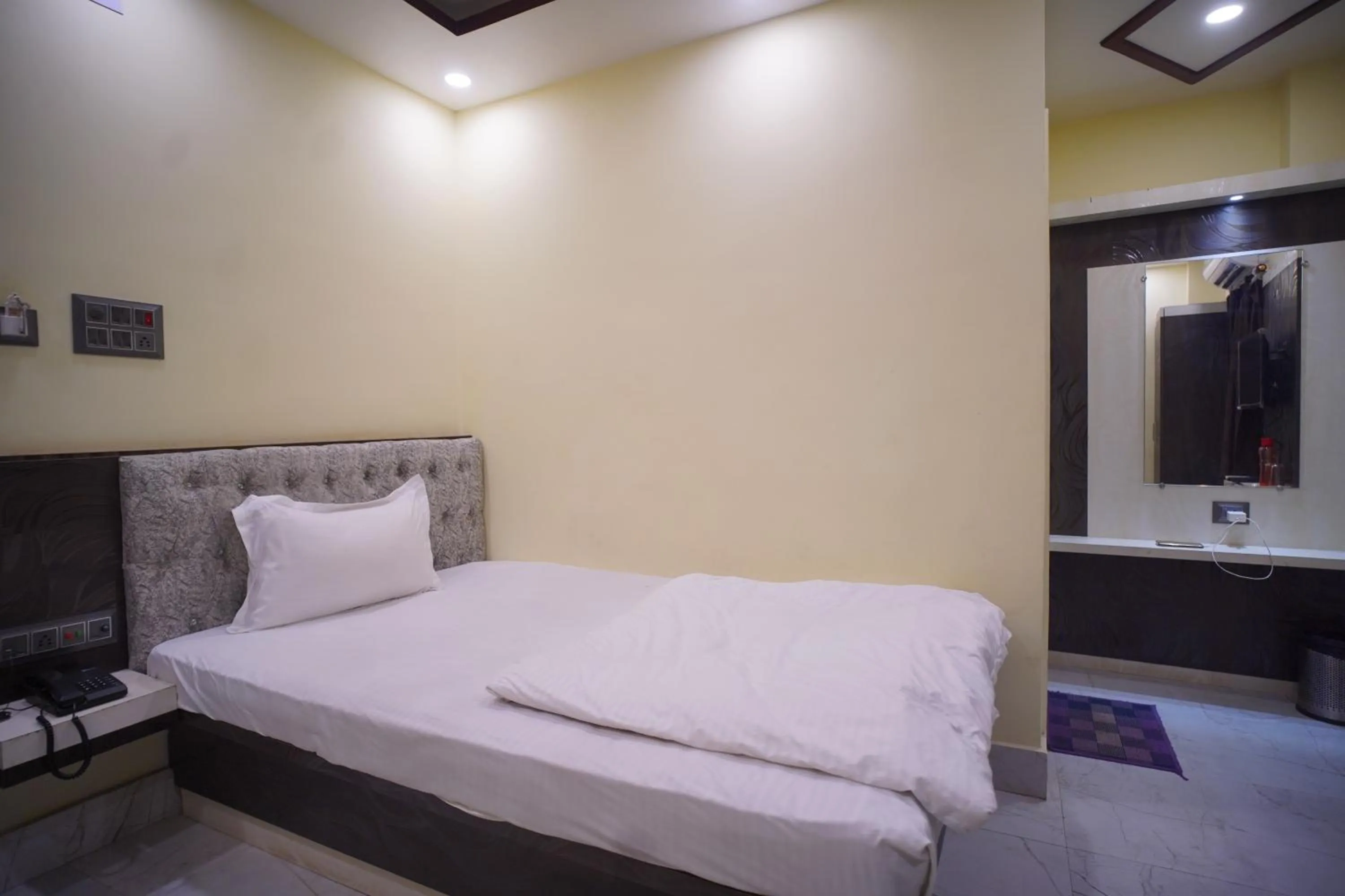 Bed in Hotel Asha Inn