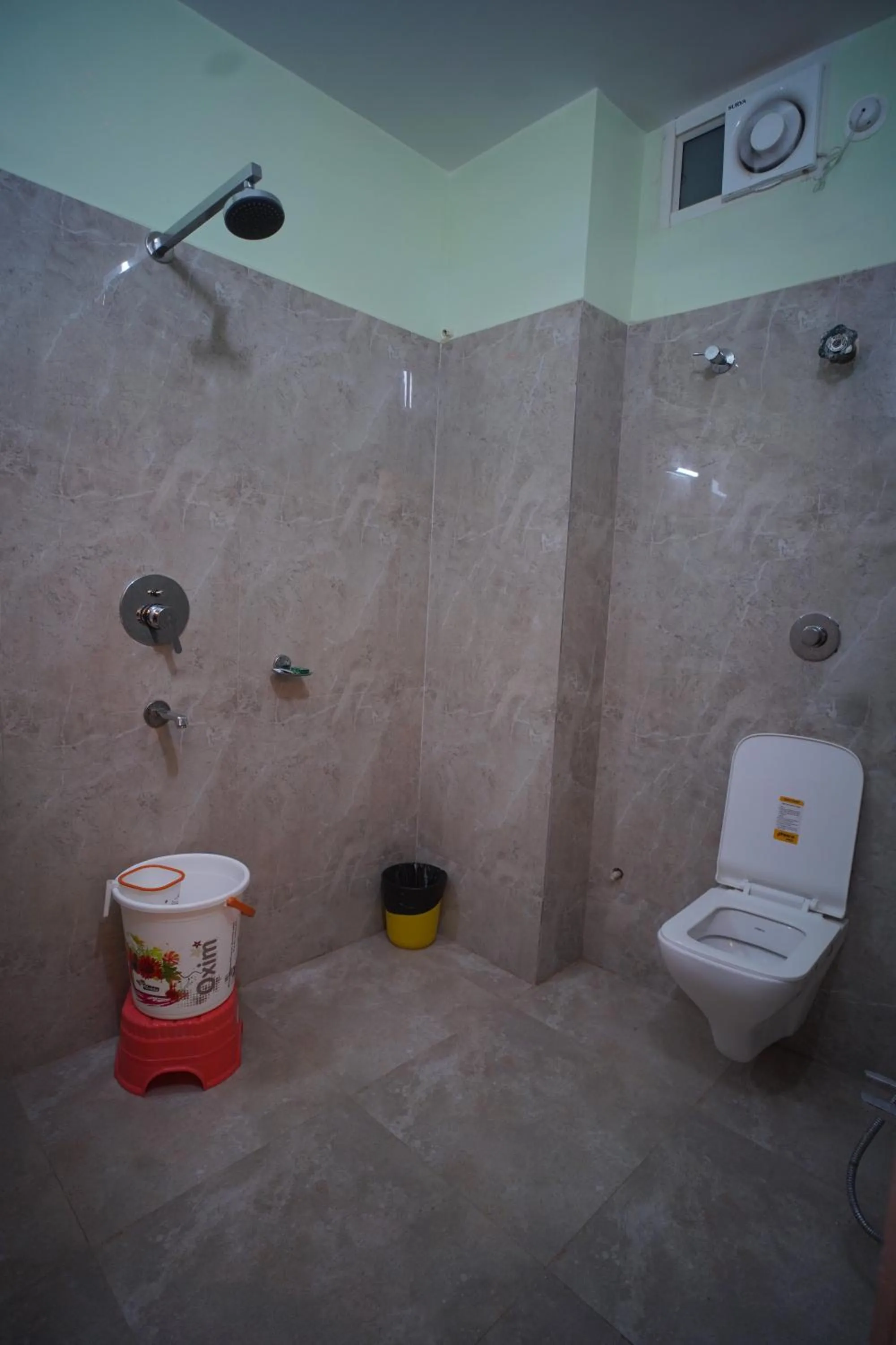 Shower in Hotel Asha Inn