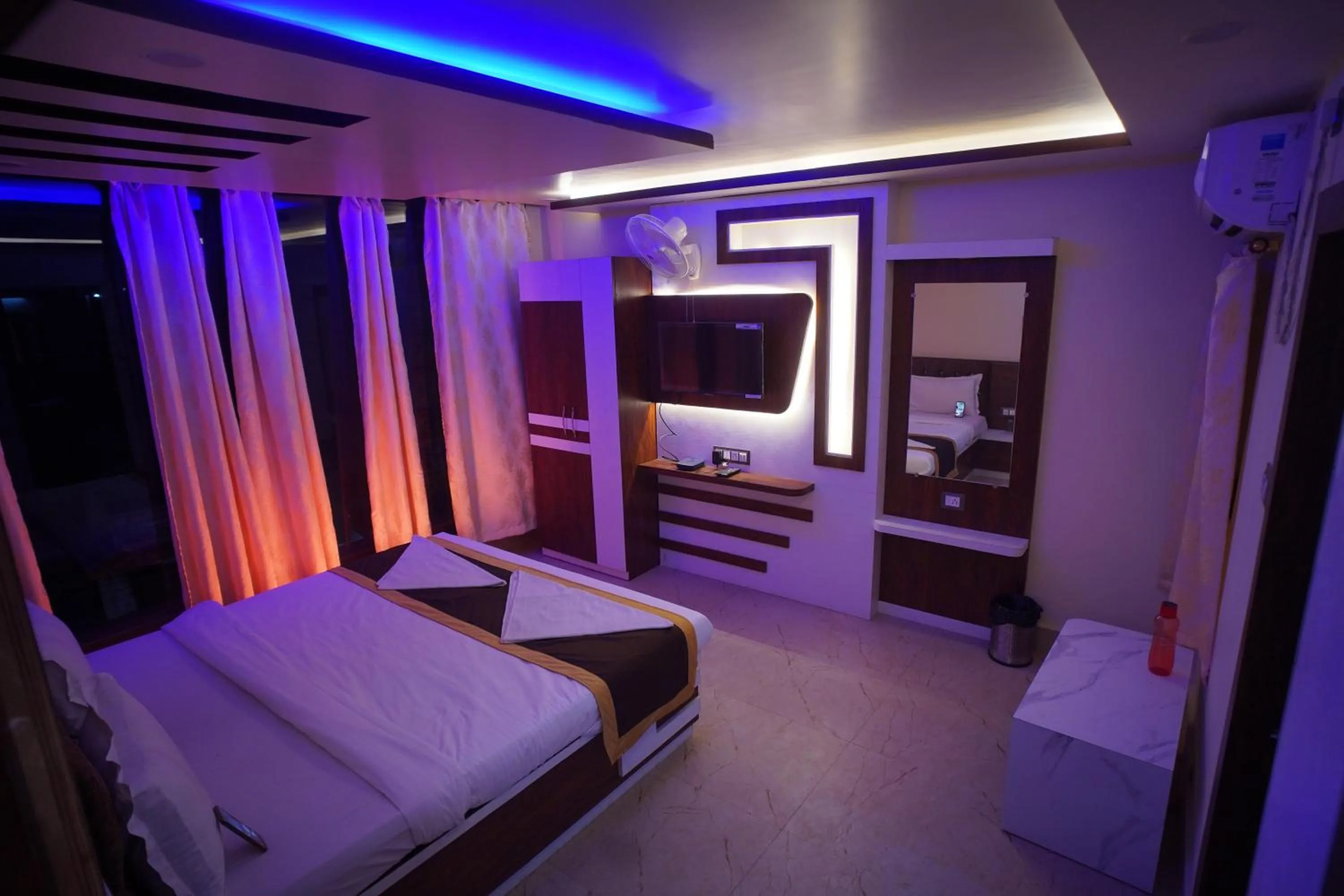 Bed in Hotel Asha Inn