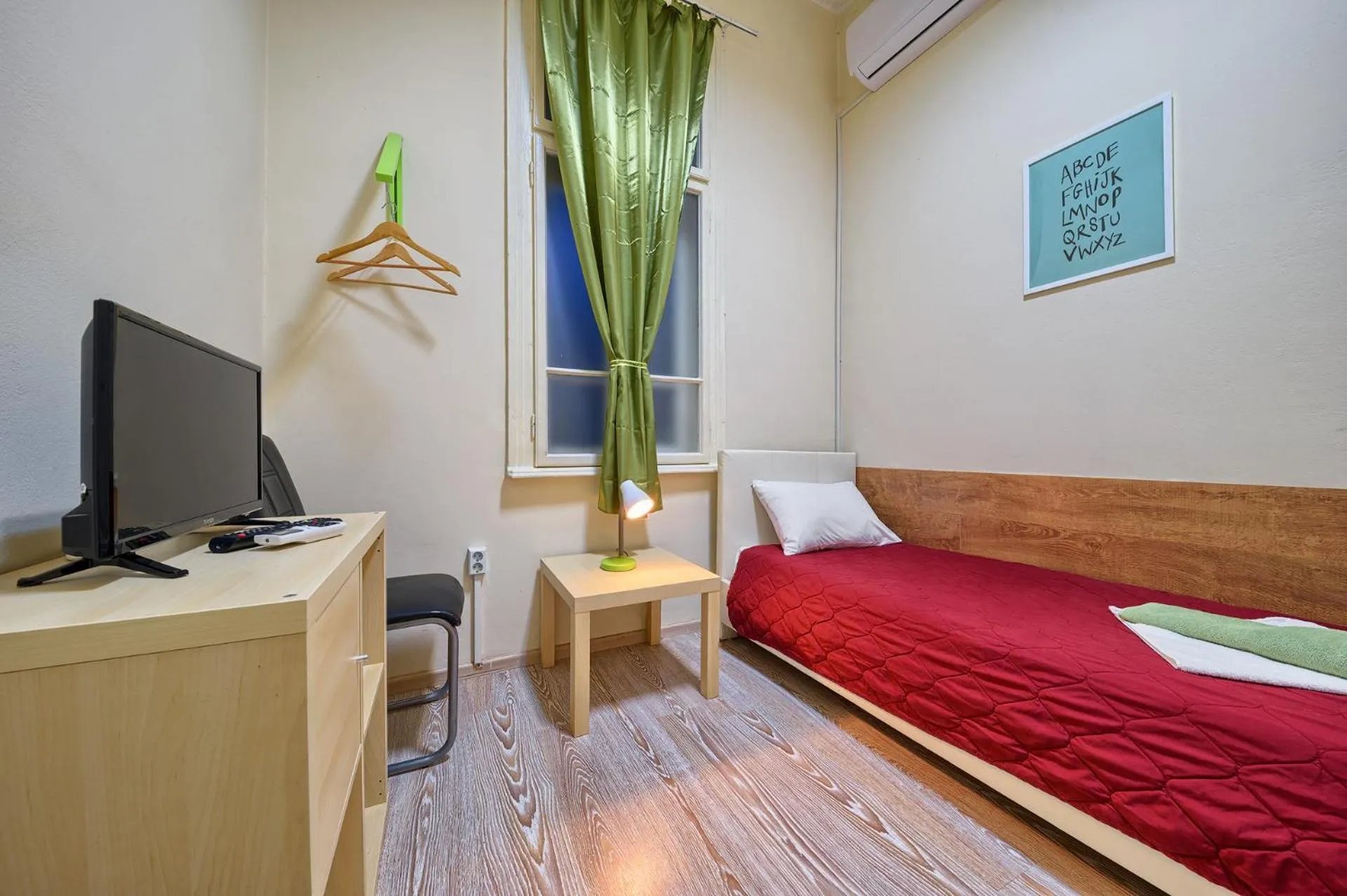 Photo of the whole room, Bed in Guesthouse32