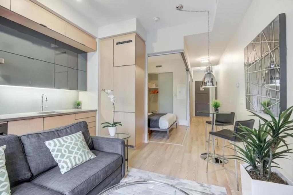 One-Bedroom Apartment in Metropolis Loft - CN Tower
