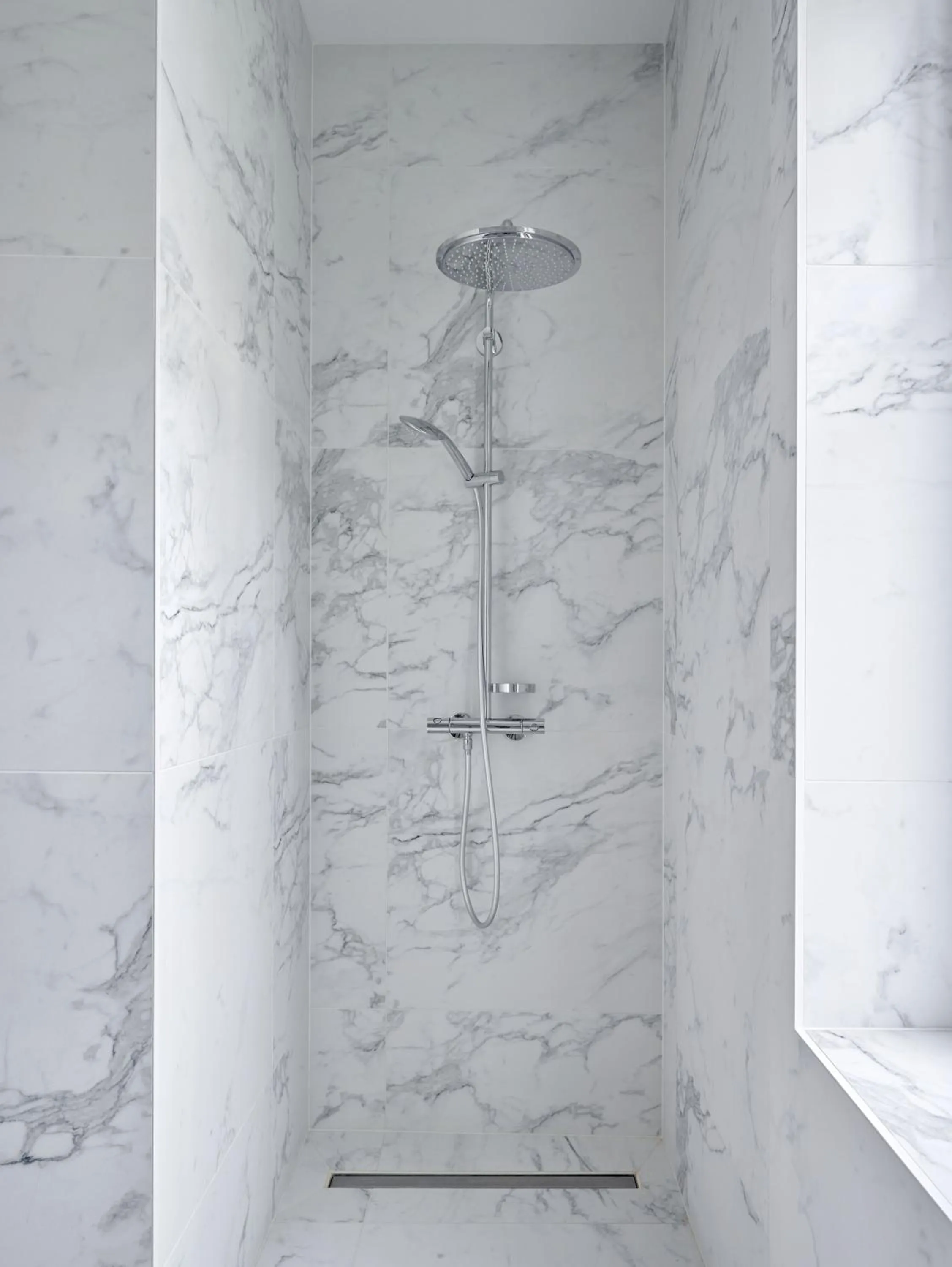 Shower in Amosa Liège City Centre Hotel