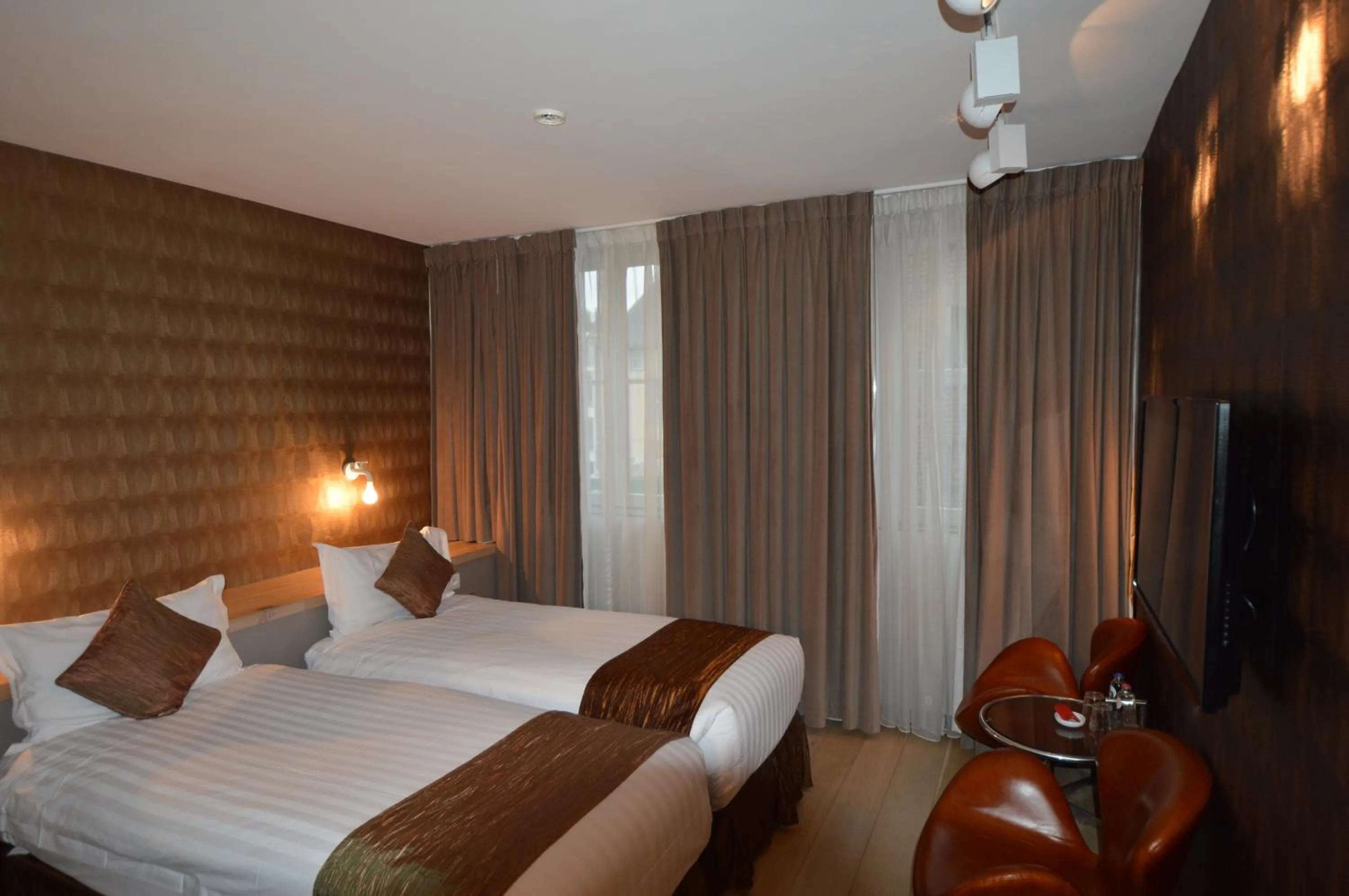 Photo of the whole room, Bed in Amosa Liège City Centre Hotel