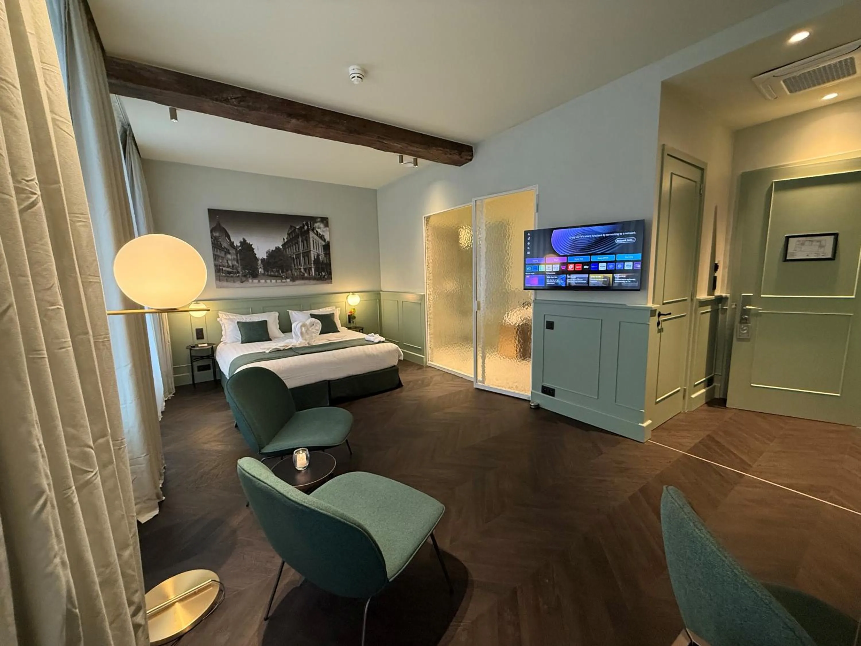 Photo of the whole room, Bed in Amosa Liège City Centre Hotel