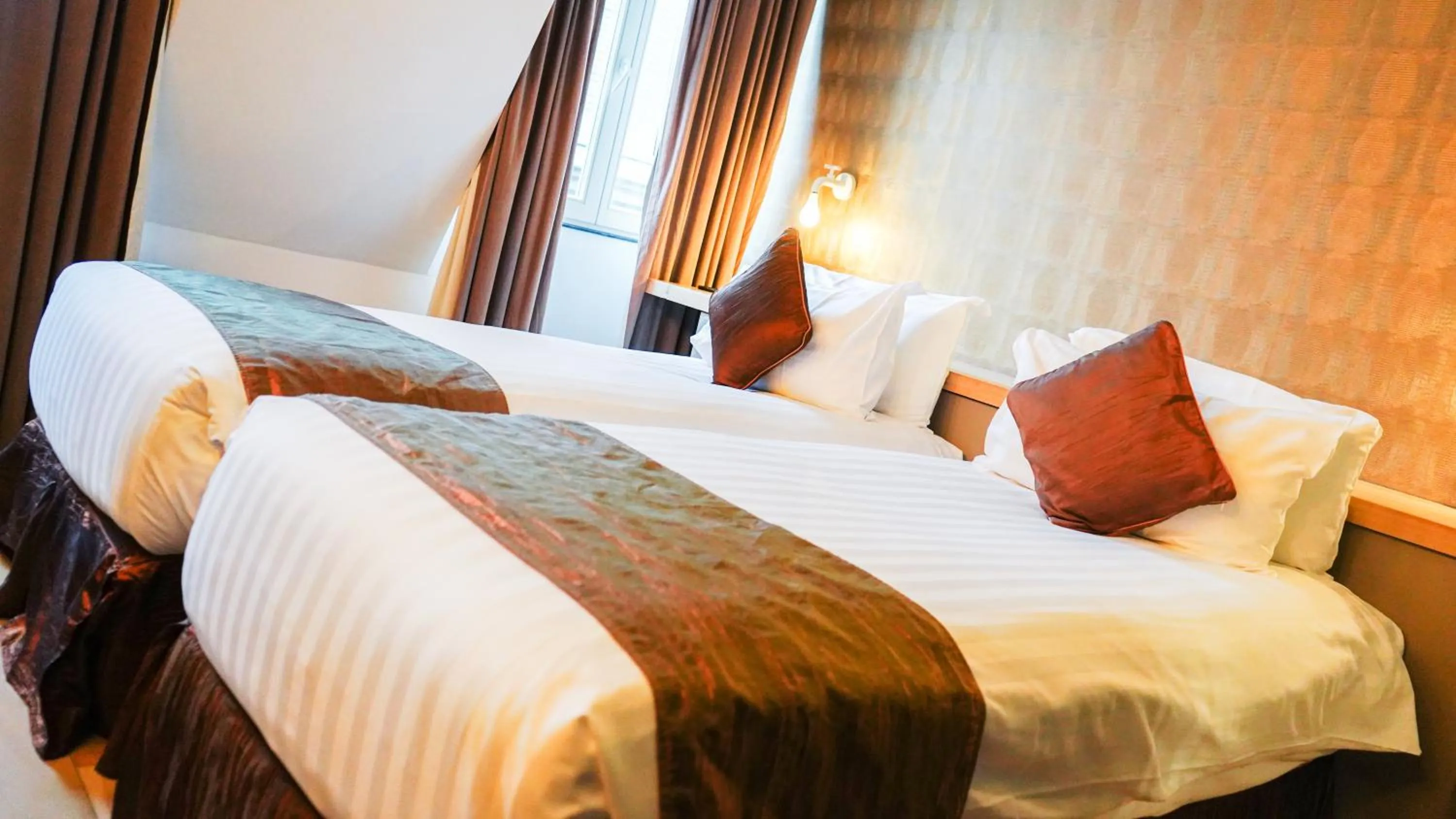 Bed in Amosa Liège City Centre Hotel