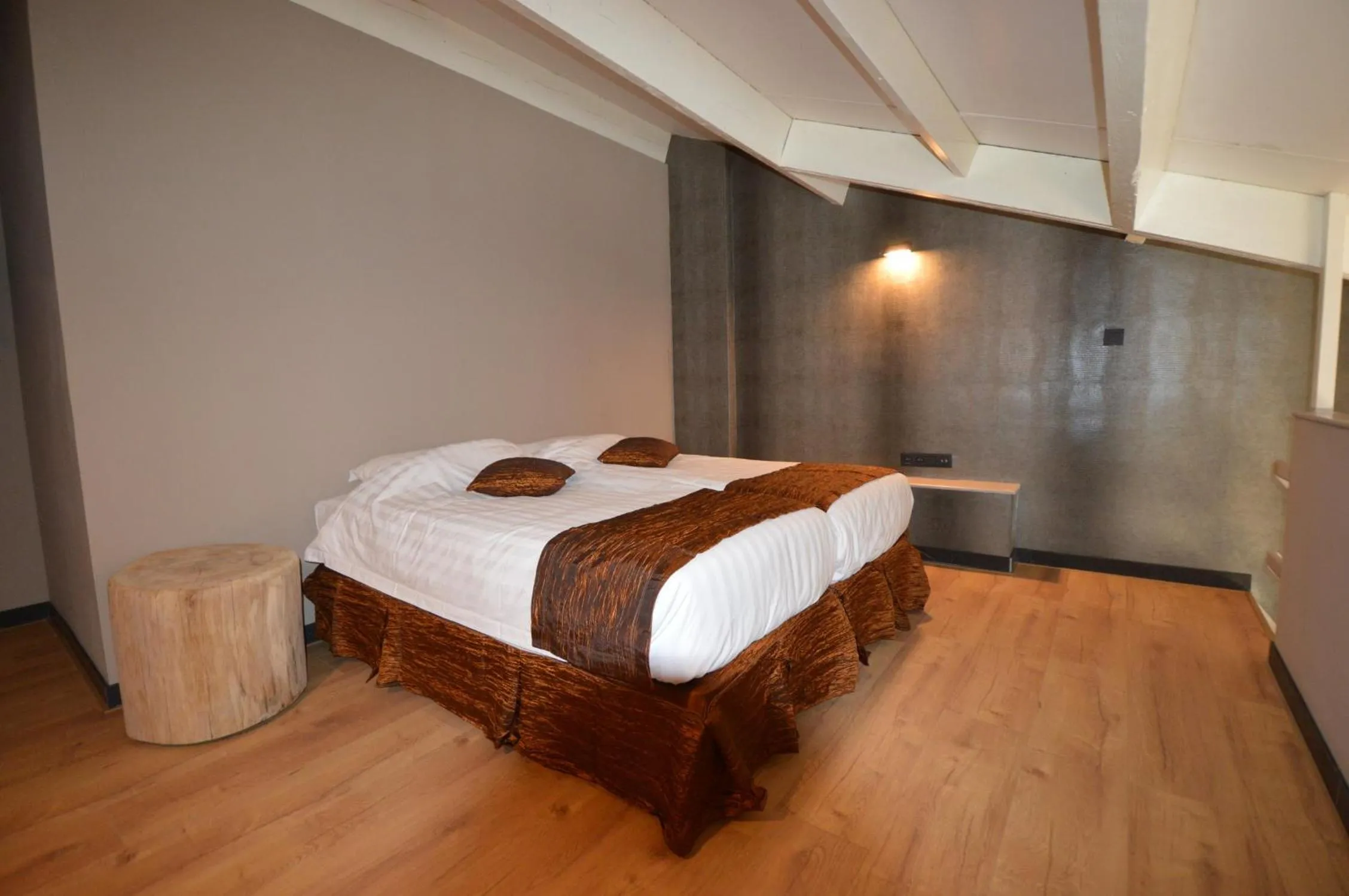 Bed in Amosa Liège City Centre Hotel