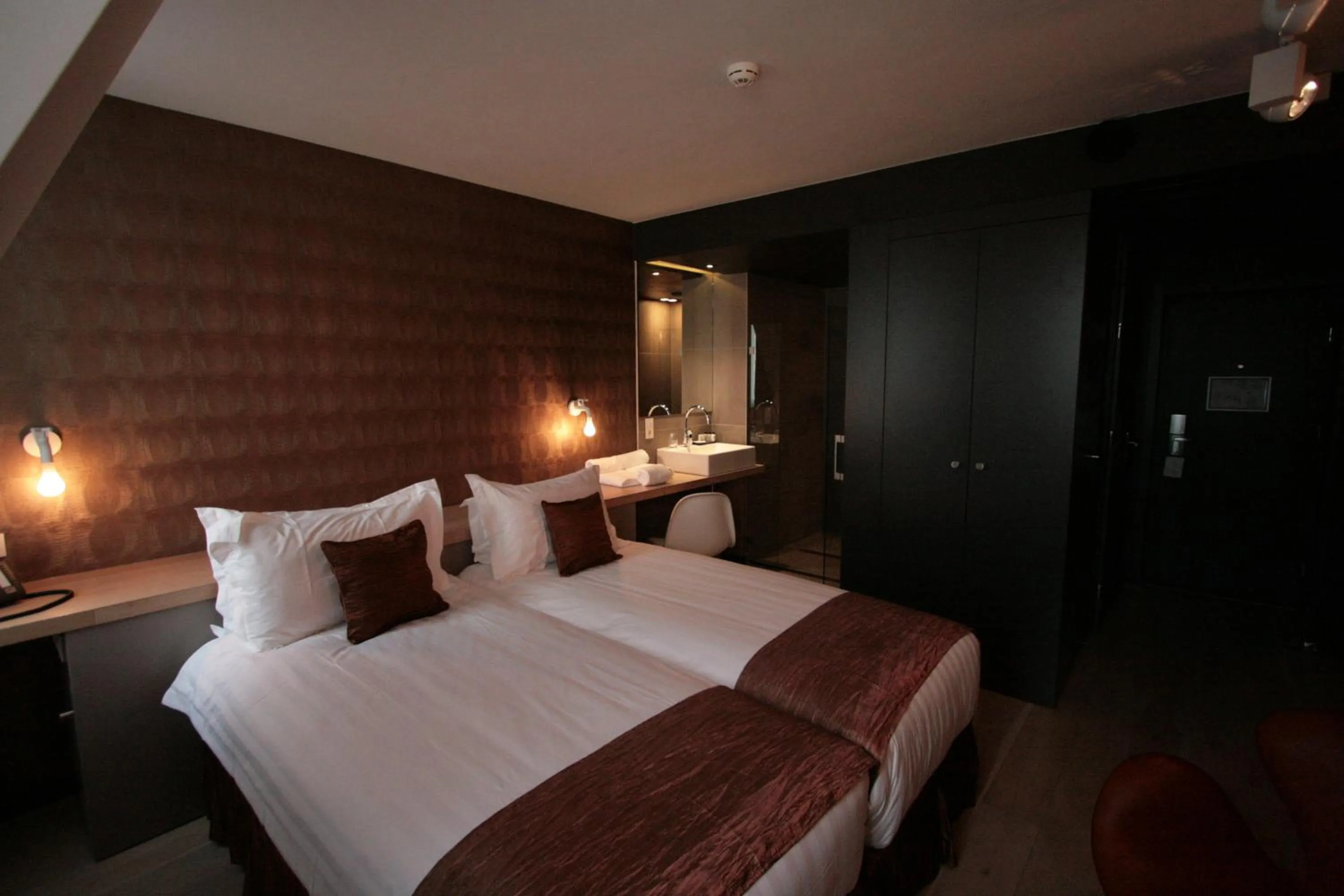 Photo of the whole room, Bed in Amosa Liège City Centre Hotel