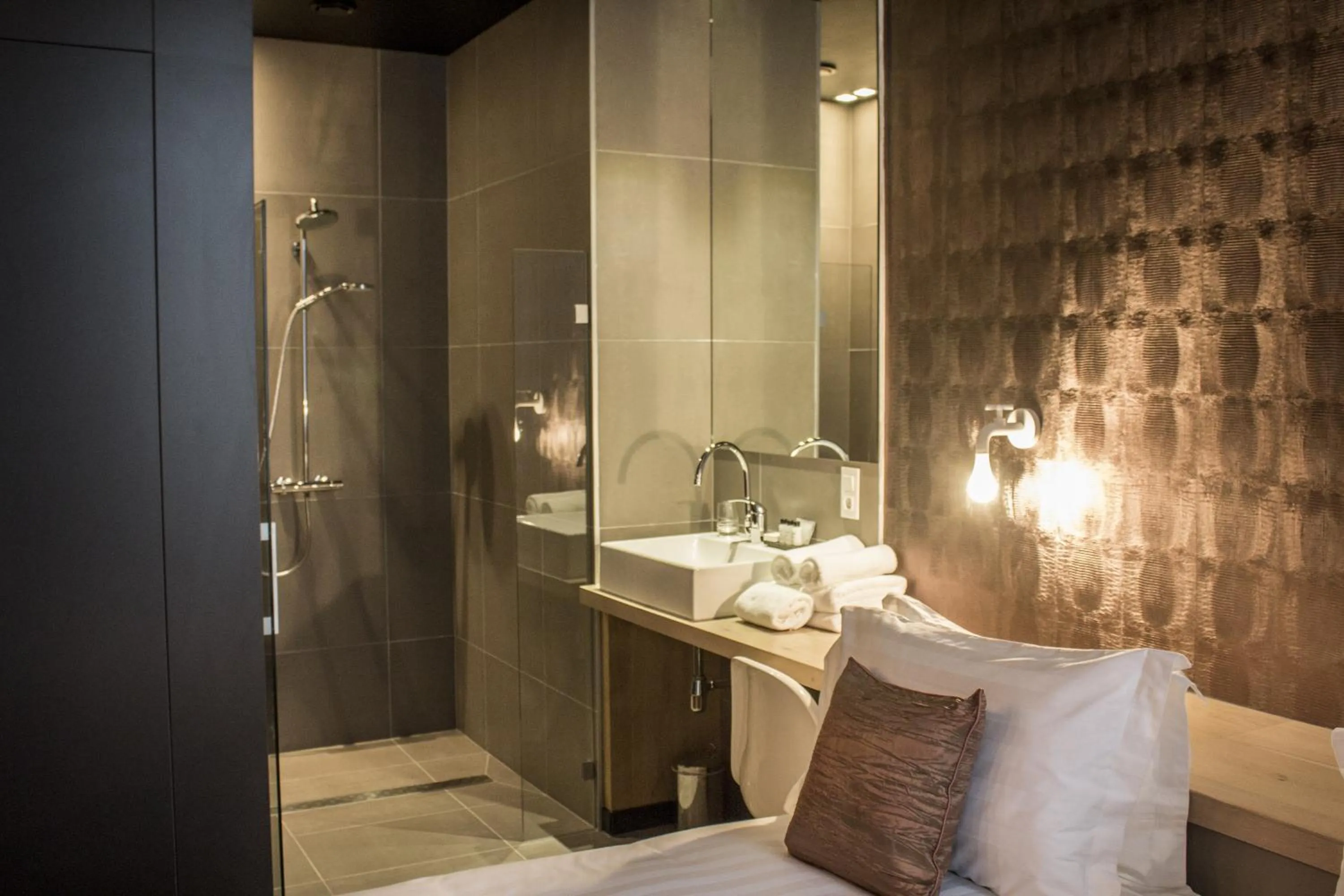 Shower in Amosa Liège City Centre Hotel