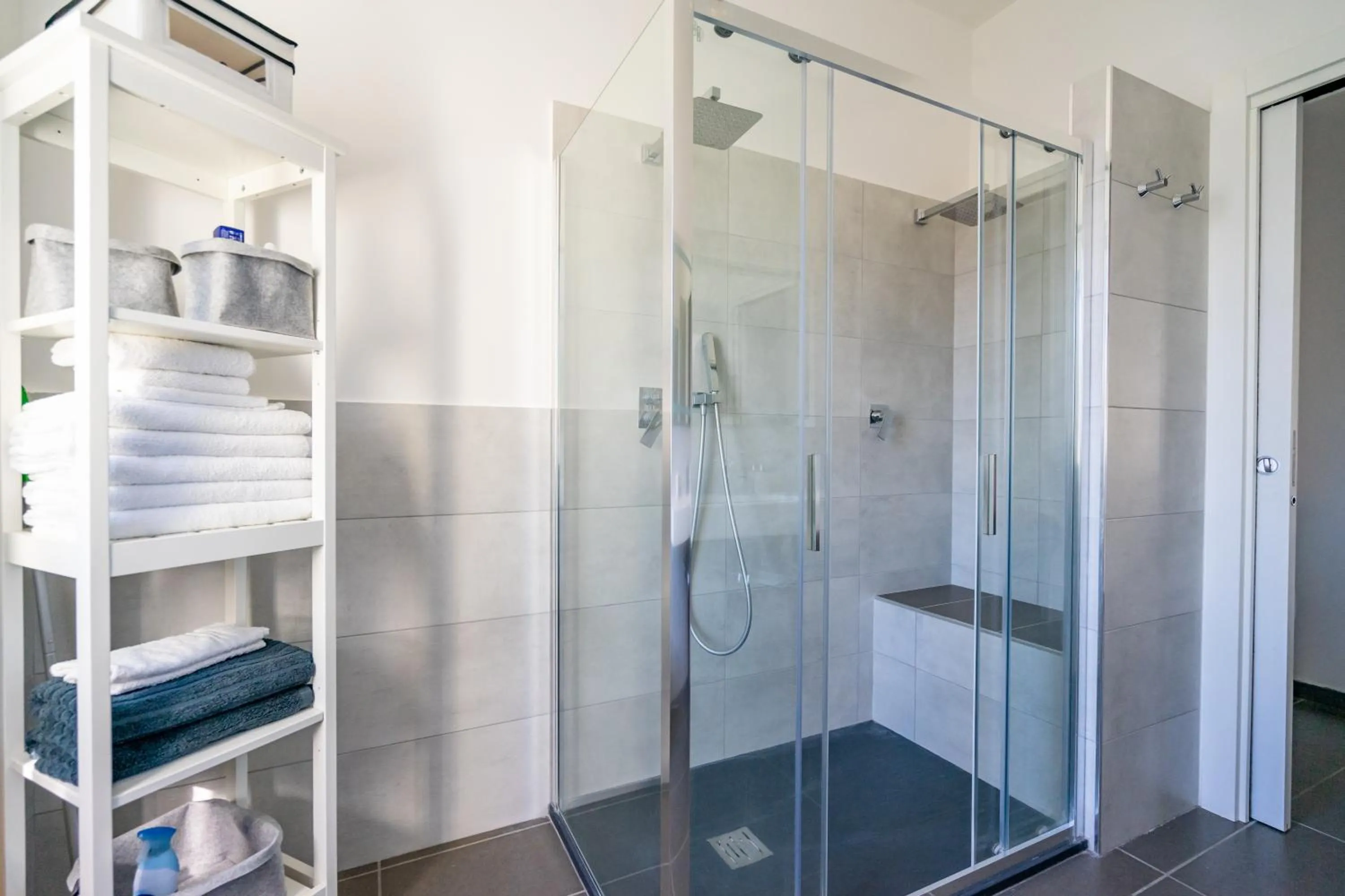 Shower in +61 Lounge Apartment