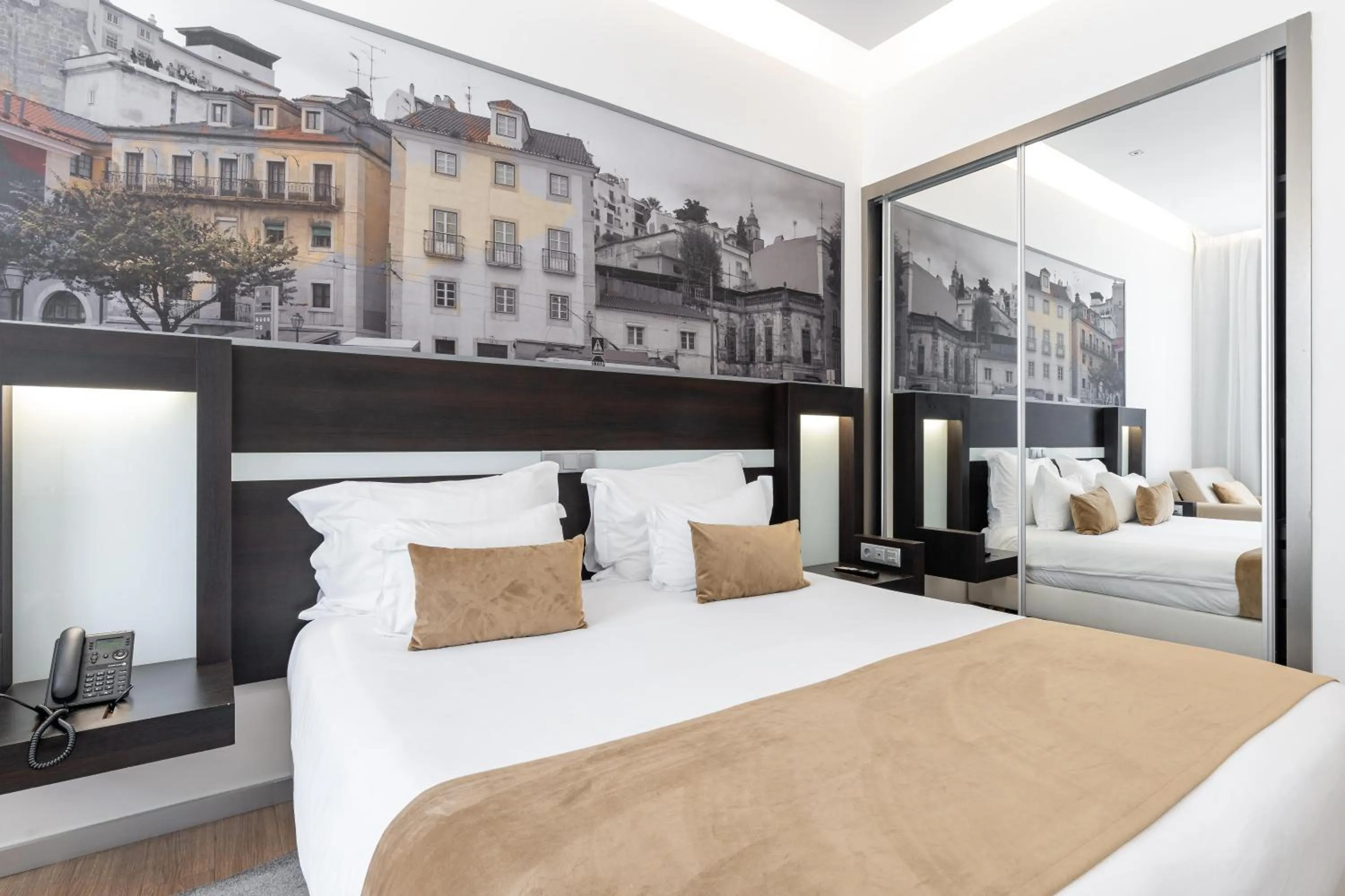 Photo of the whole room, Bed in Jupiter Lisboa Hotel - Rooftop & Spa