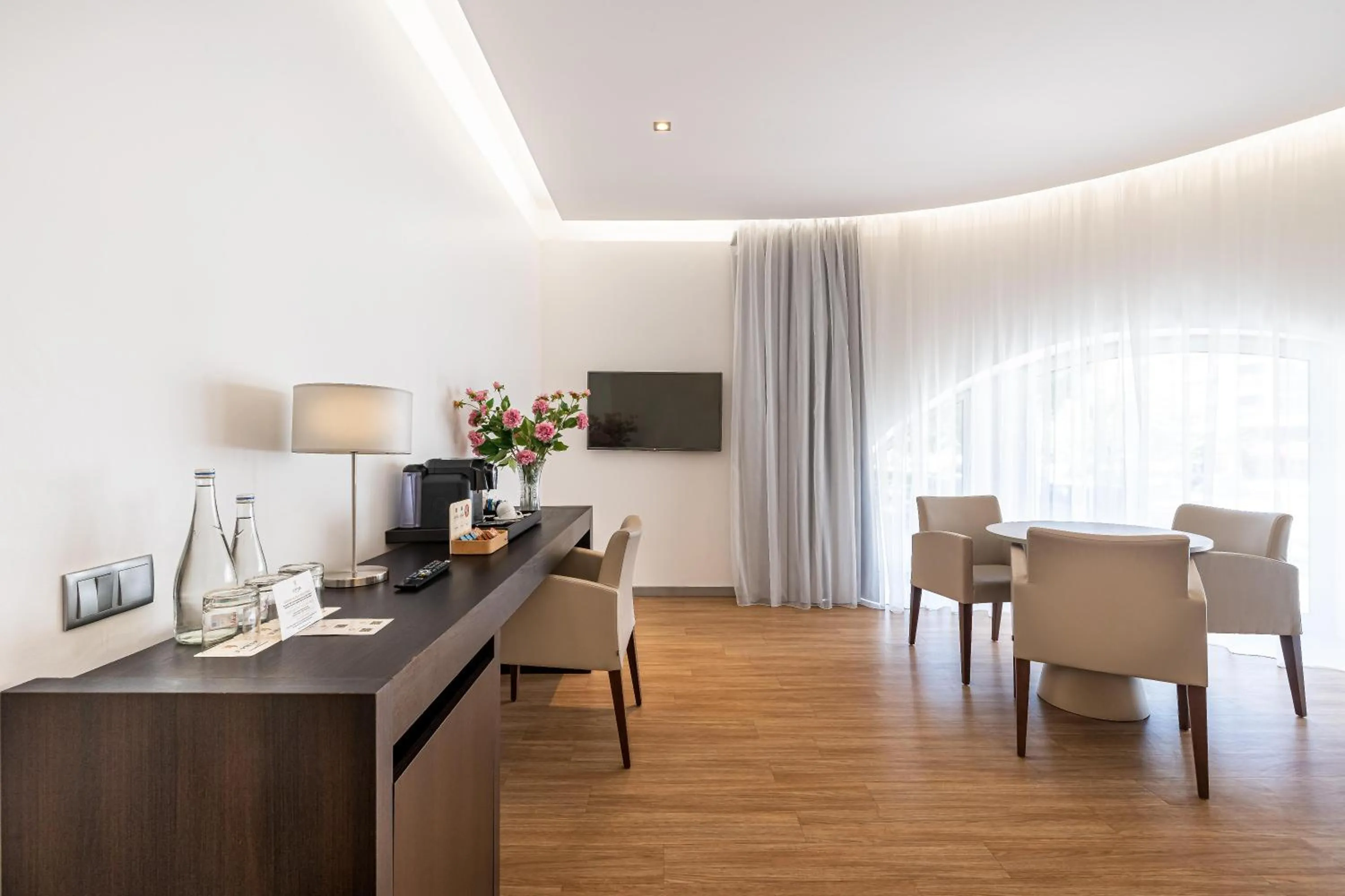 Photo of the whole room in Jupiter Lisboa Hotel - Rooftop & Spa