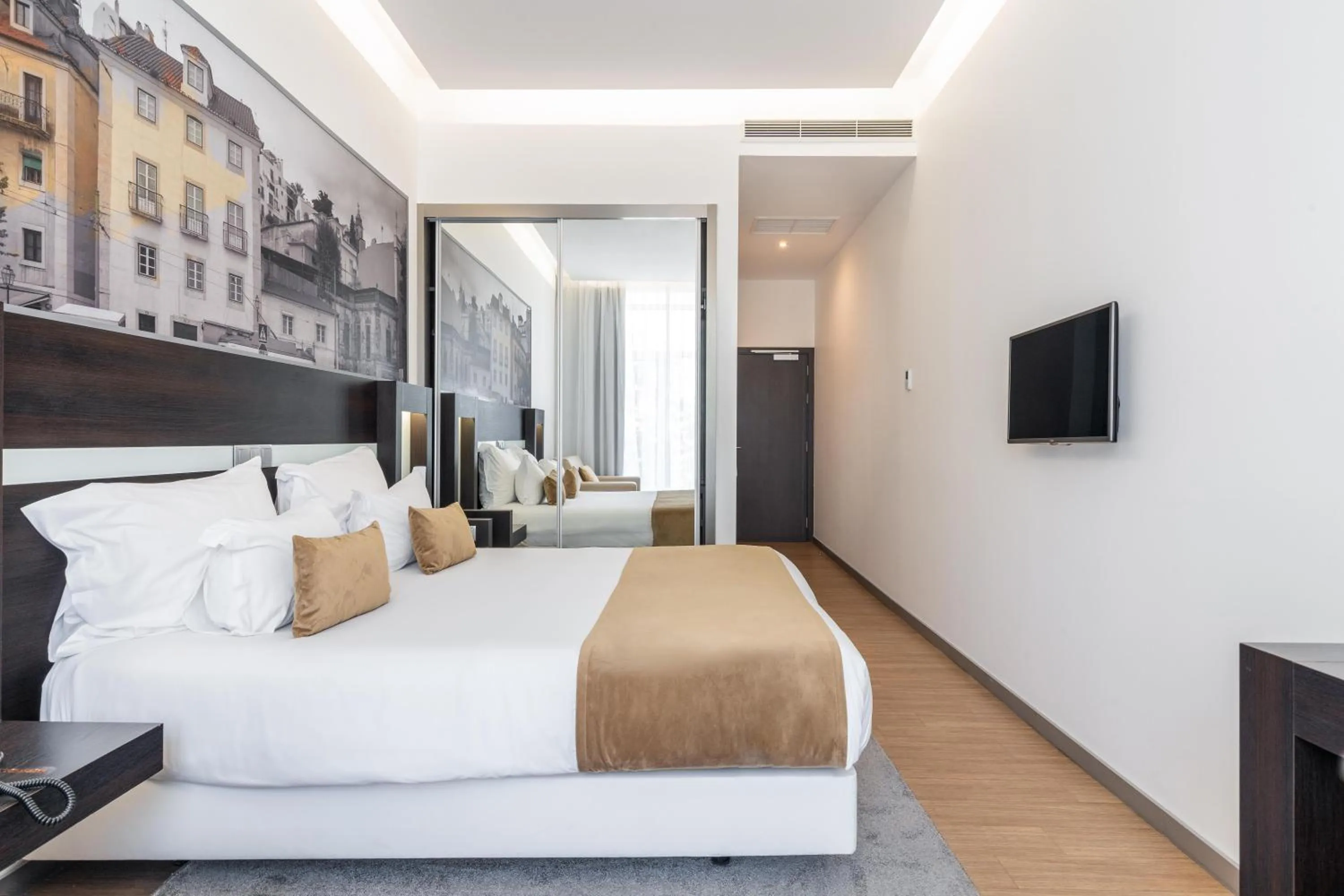 Photo of the whole room, Bed in Jupiter Lisboa Hotel - Rooftop & Spa