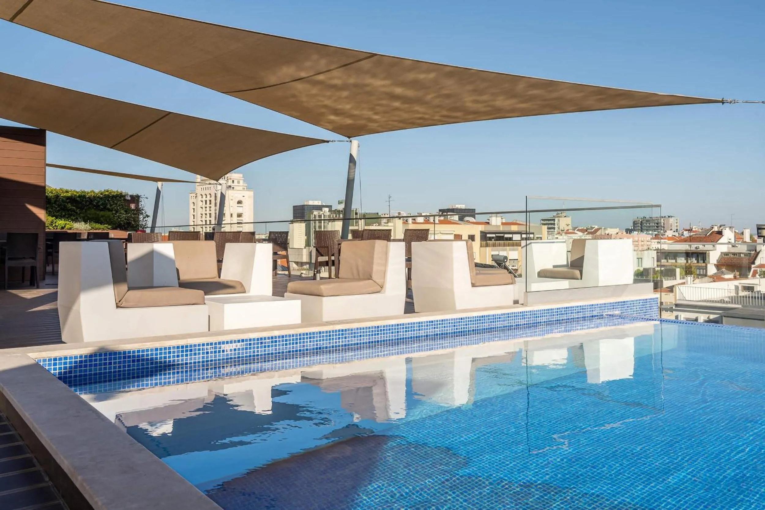 Swimming pool in Jupiter Lisboa Hotel - Rooftop & Spa