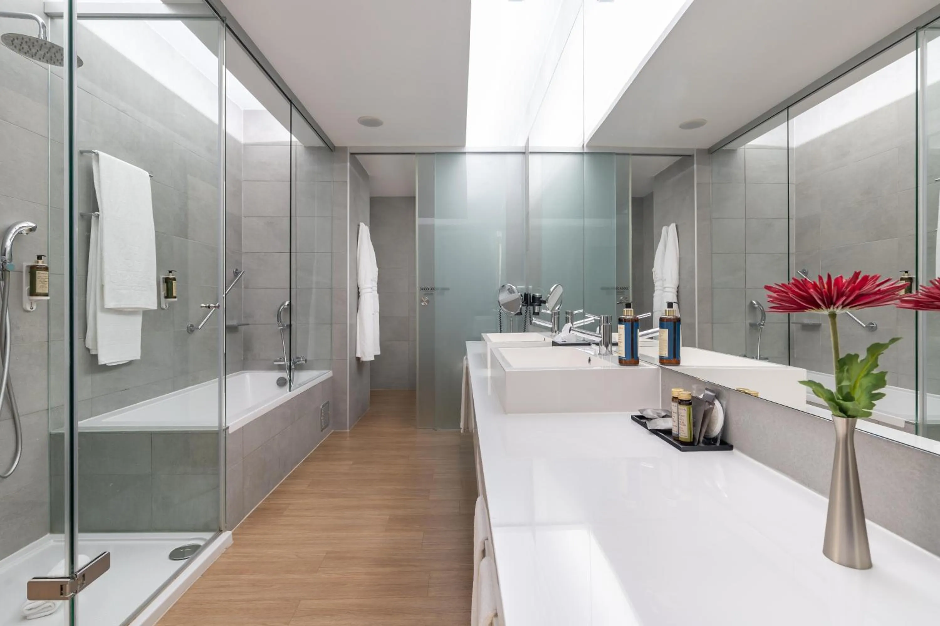 Shower in Jupiter Lisboa Hotel - Rooftop & Spa