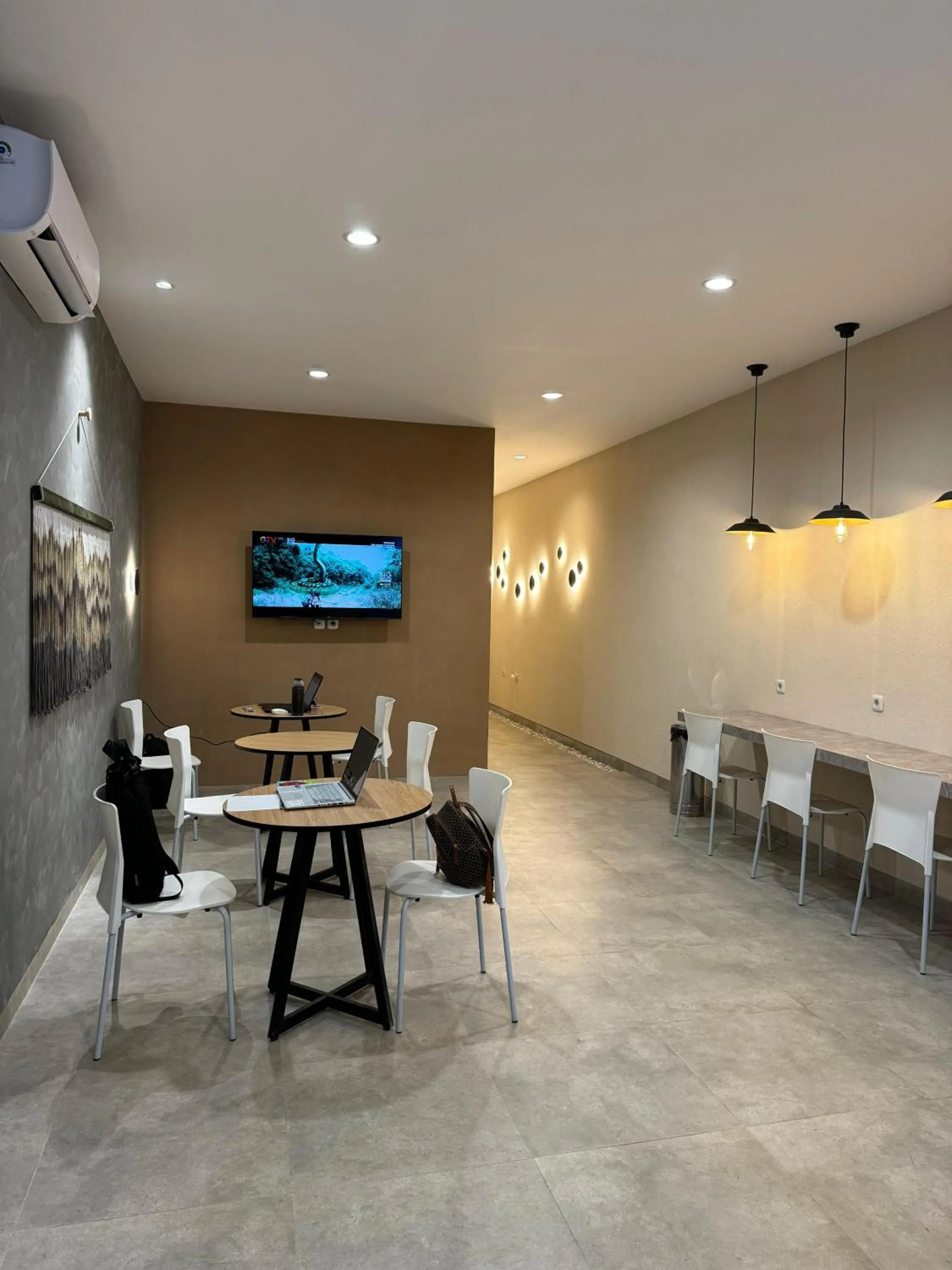 Communal lounge/ TV room in Youkata stay Hotel