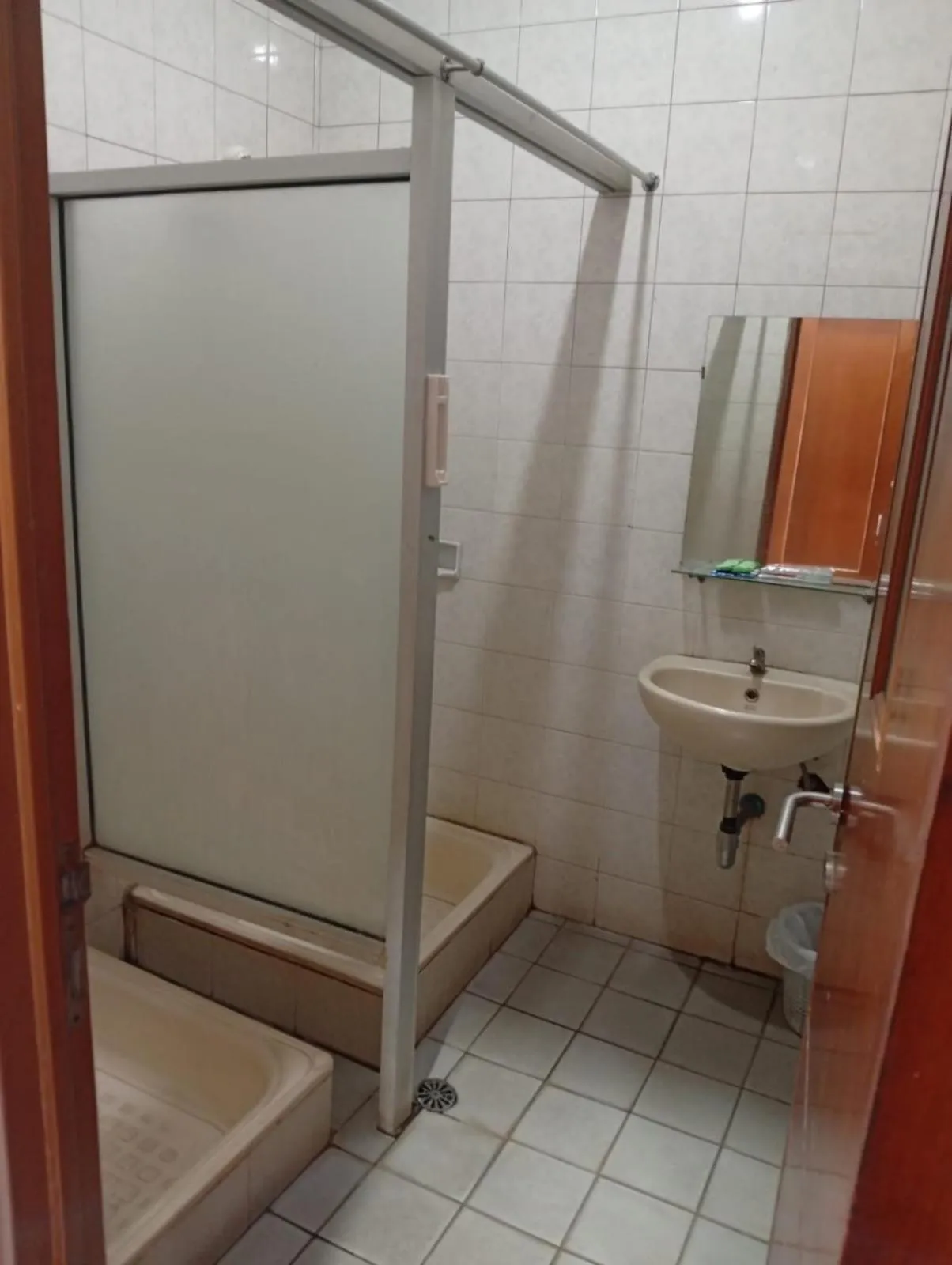 Shower in Hotel Bumi Kitri