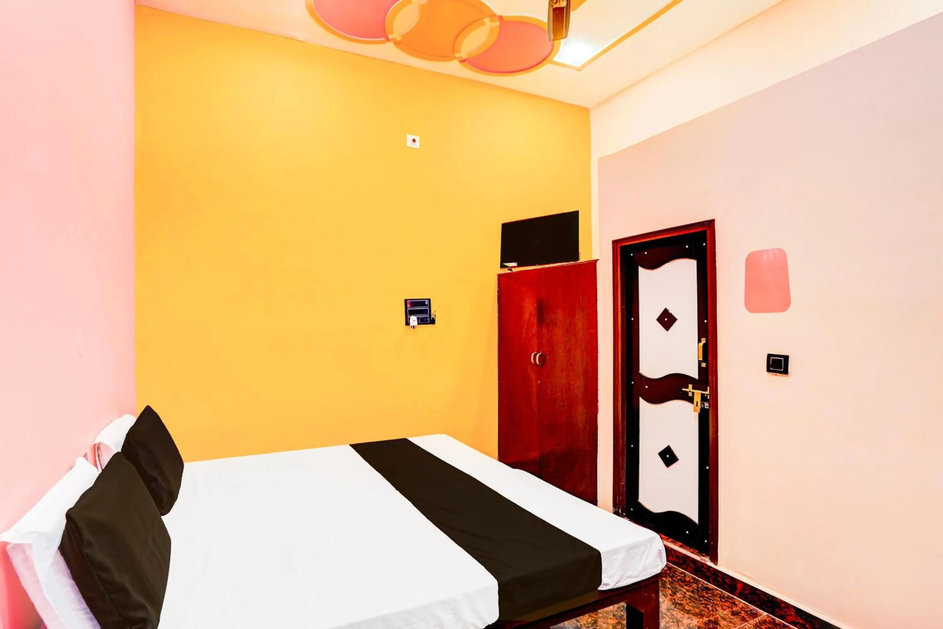 Facade/entrance, Bed in Hotel O HALDIRAMA HOTEL AND RESTAURANT