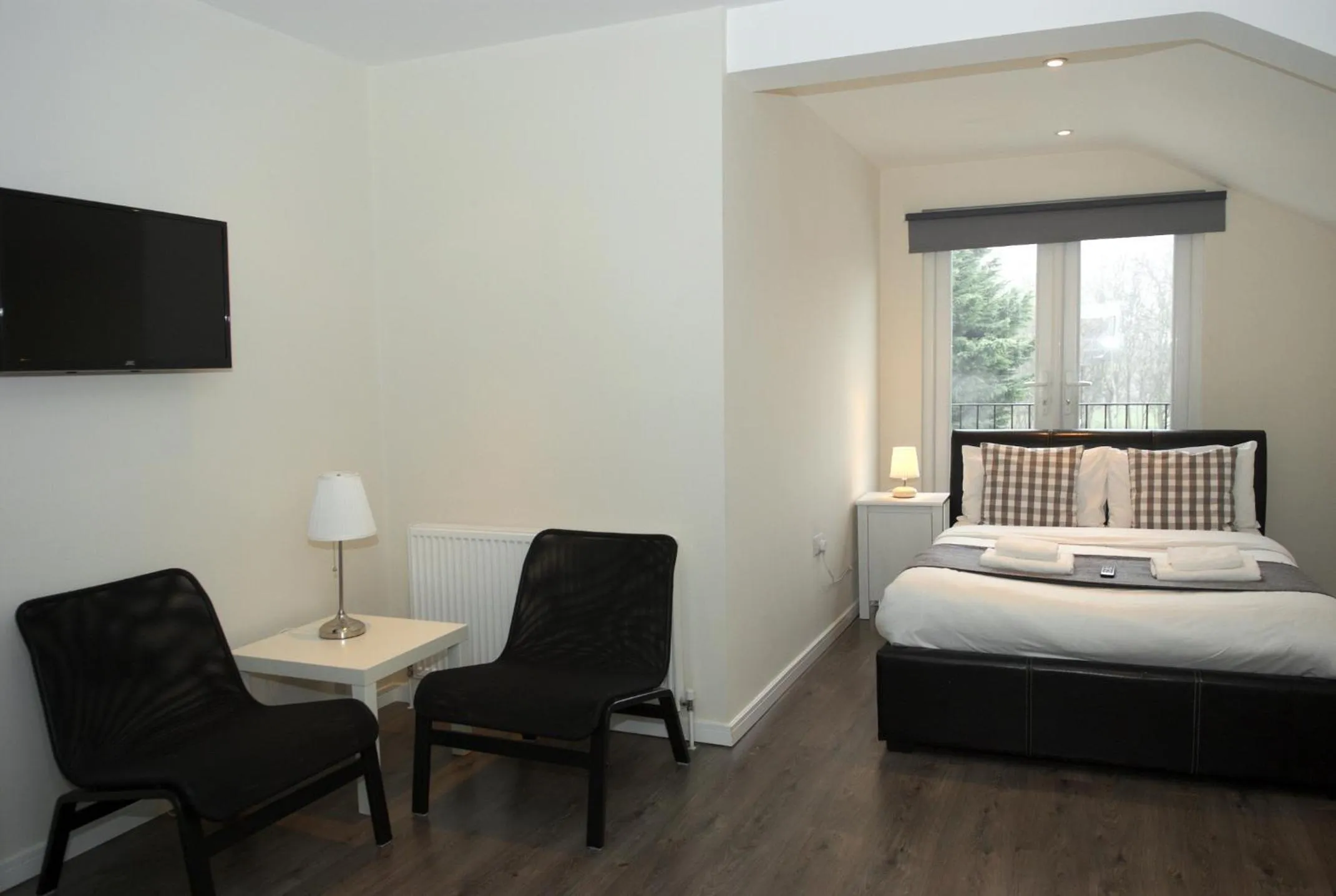 Photo of the whole room, Bed in Guest House London