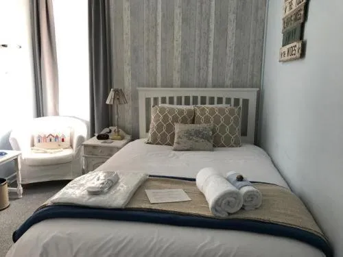 Bedroom, Bed in Cliveden Guest House